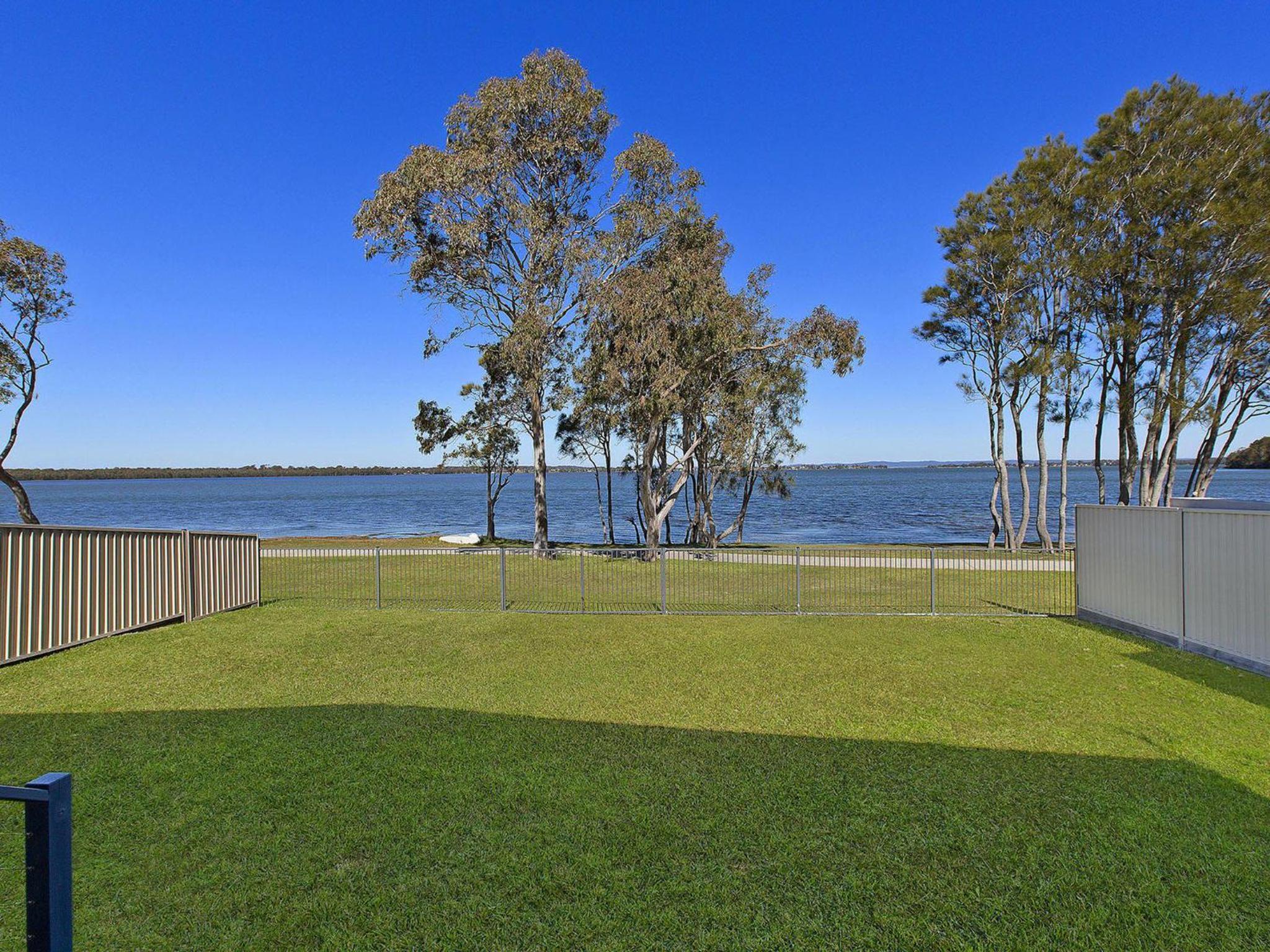 Lakes Edge Cottage Pet Friendly Waterfront Escape