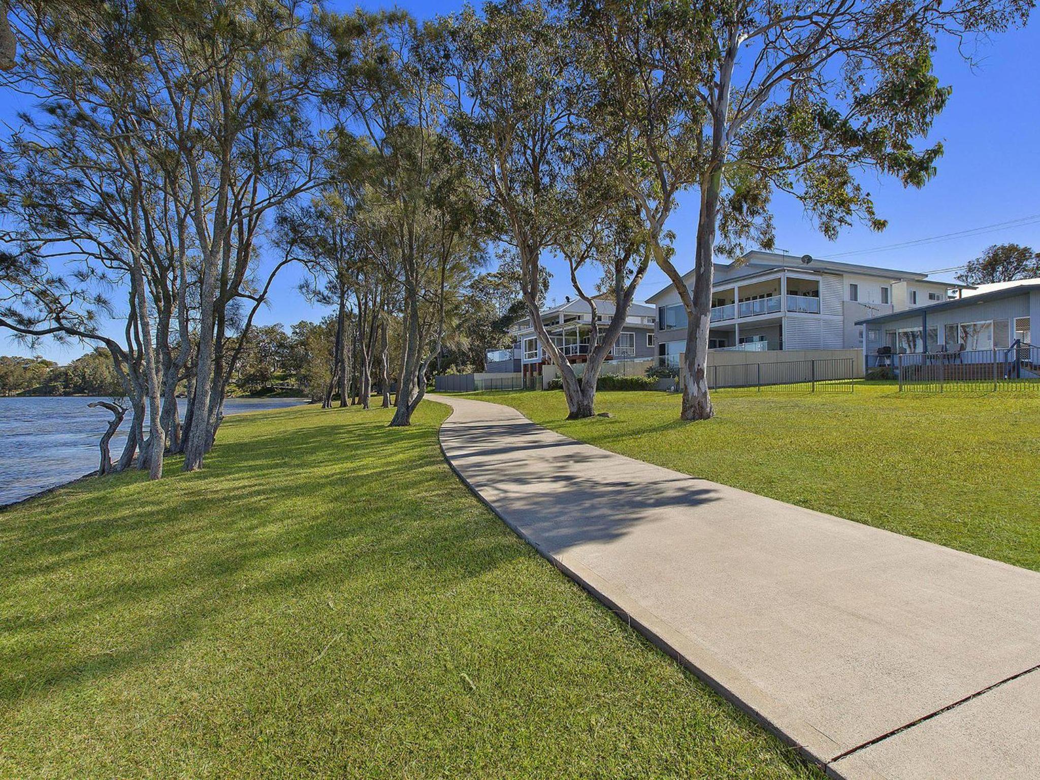 Lakes Edge Cottage Pet Friendly Waterfront Escape