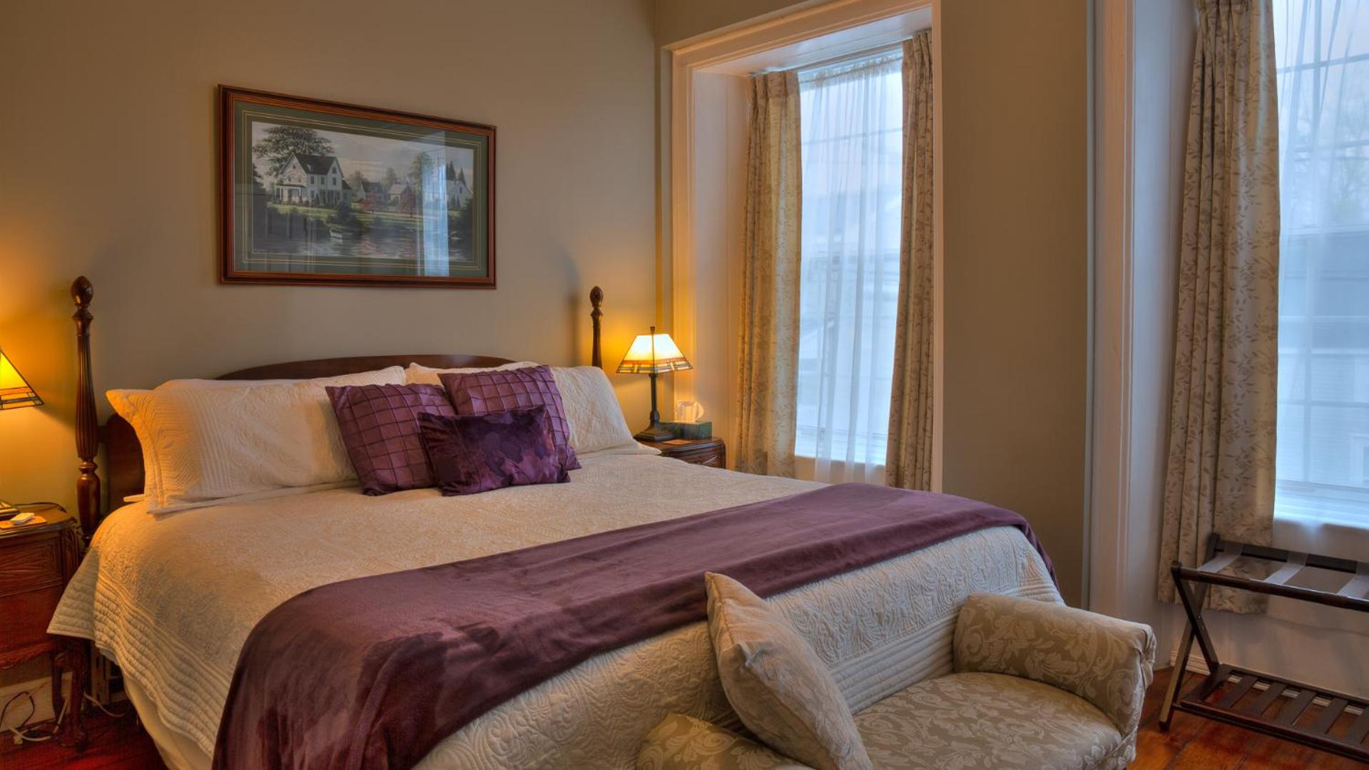 Brockville Vacations - Sir Isaac Brock BB Luxury Suites - Property Image 1