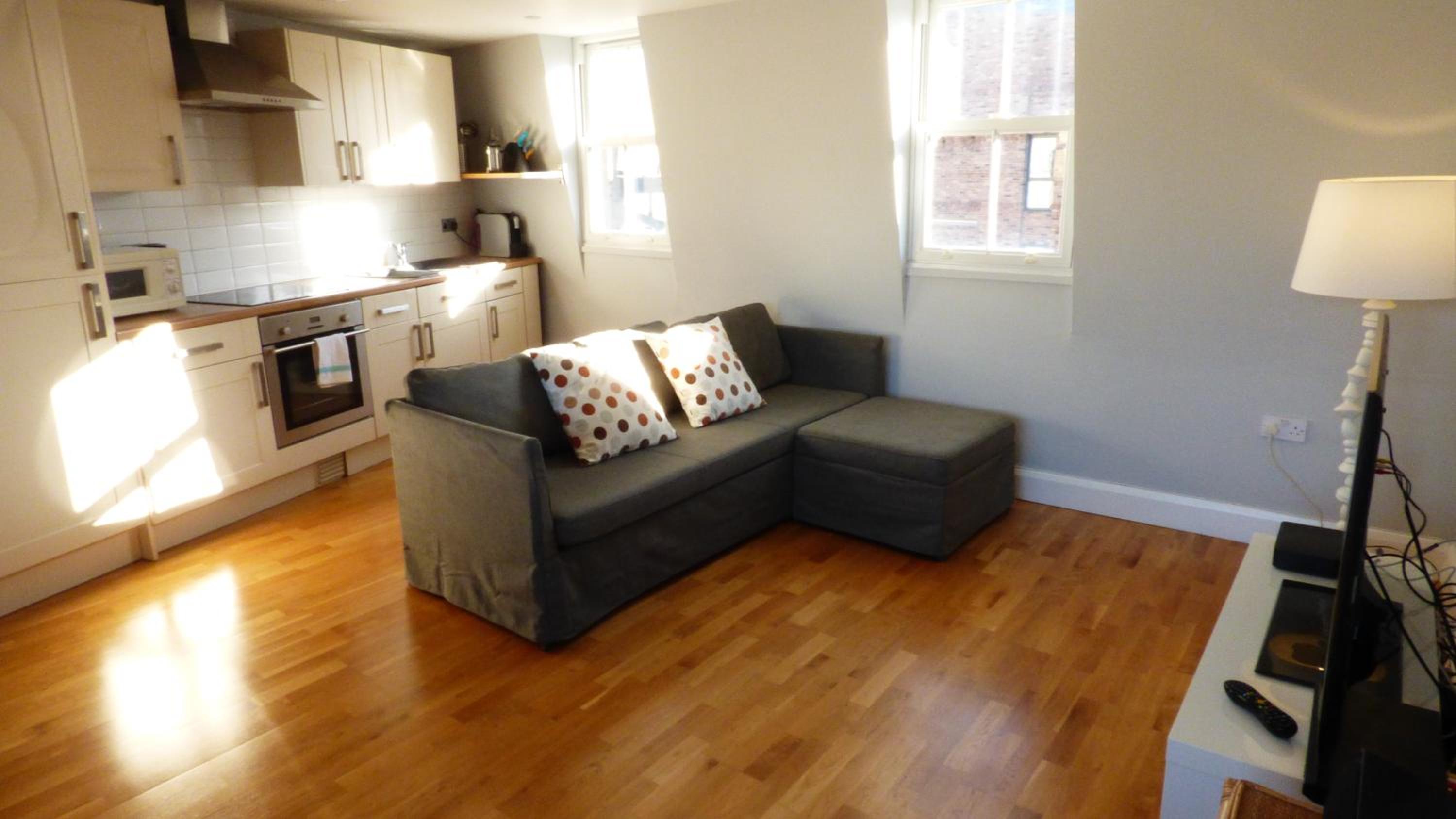 Trendy 2 Bedroom apartment in vibrant Shoreditch, central London zone 1 free WiFi - sleeps 4+2