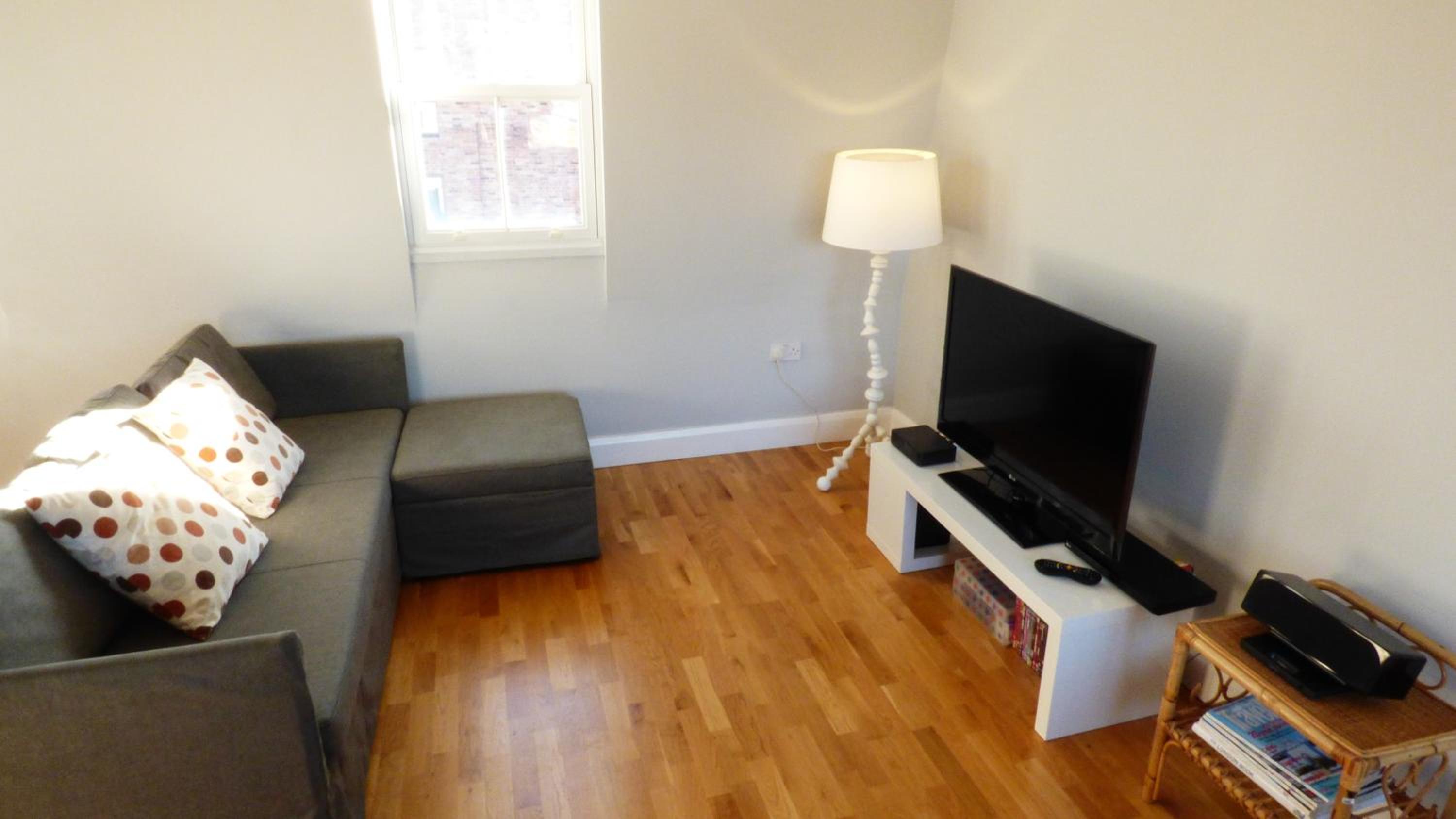 Trendy 2 Bedroom apartment in vibrant Shoreditch, central London zone 1 free WiFi - sleeps 4+2