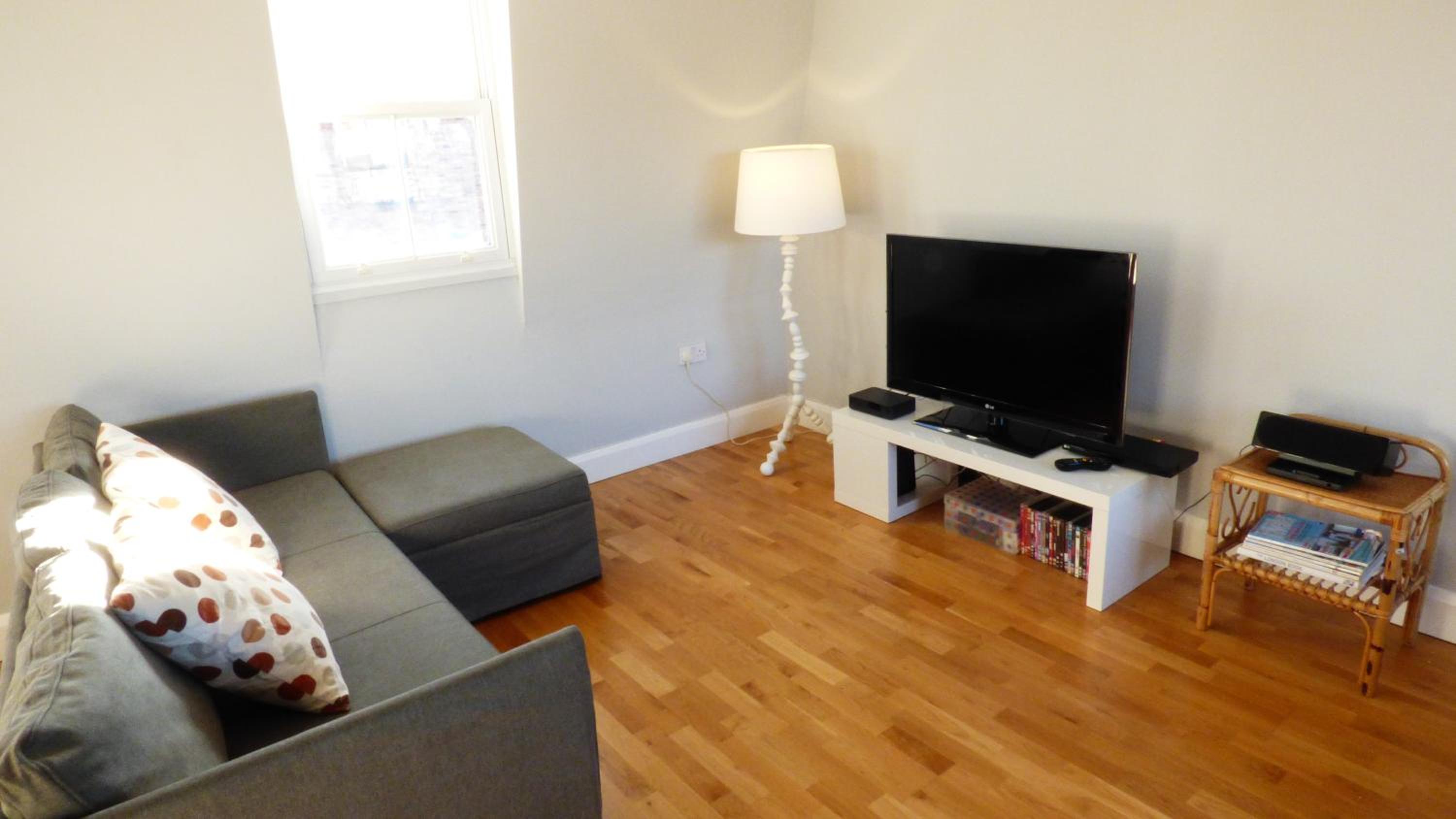 Trendy 2 Bedroom apartment in vibrant Shoreditch, central London zone 1 free WiFi - sleeps 4+2