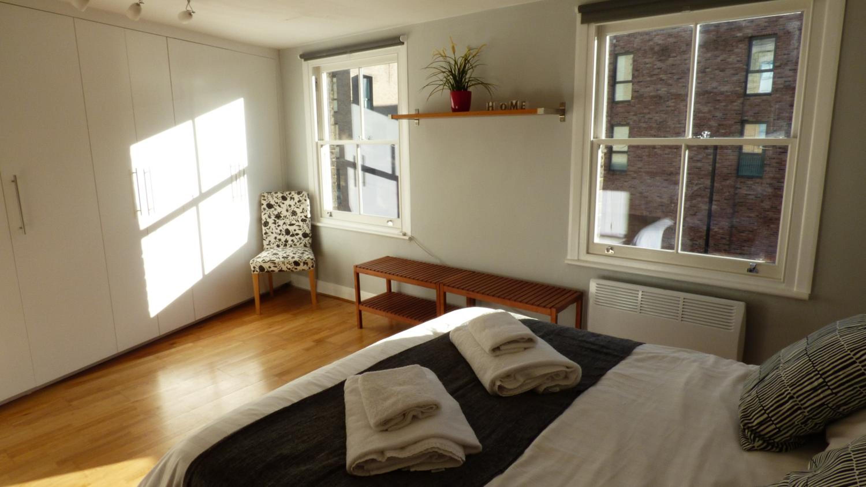 Trendy 2 Bedroom apartment in vibrant Shoreditch, central London zone 1 free WiFi - sleeps 4+2