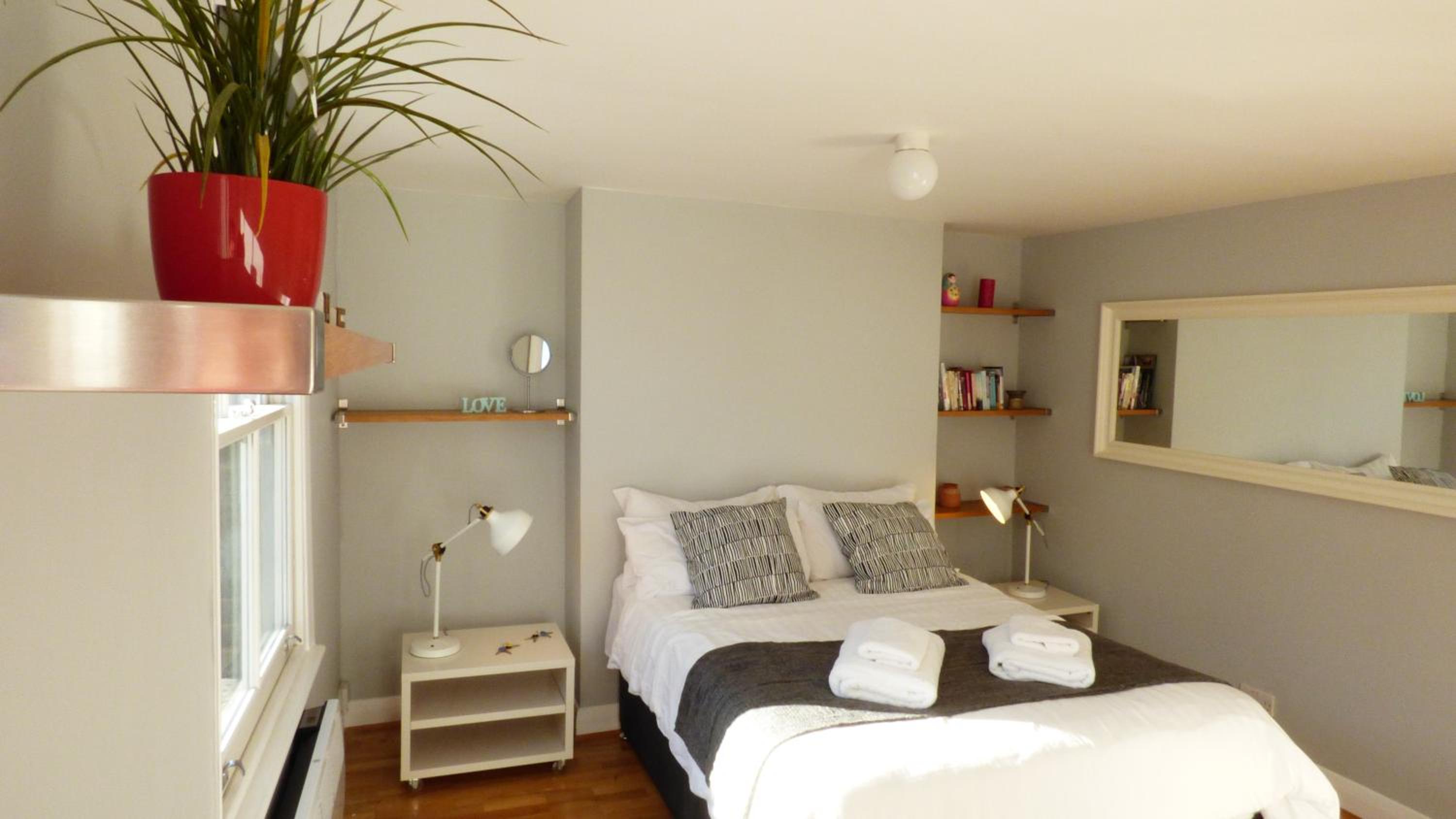 Trendy 2 Bedroom apartment in vibrant Shoreditch, central London zone 1 free WiFi - sleeps 4+2