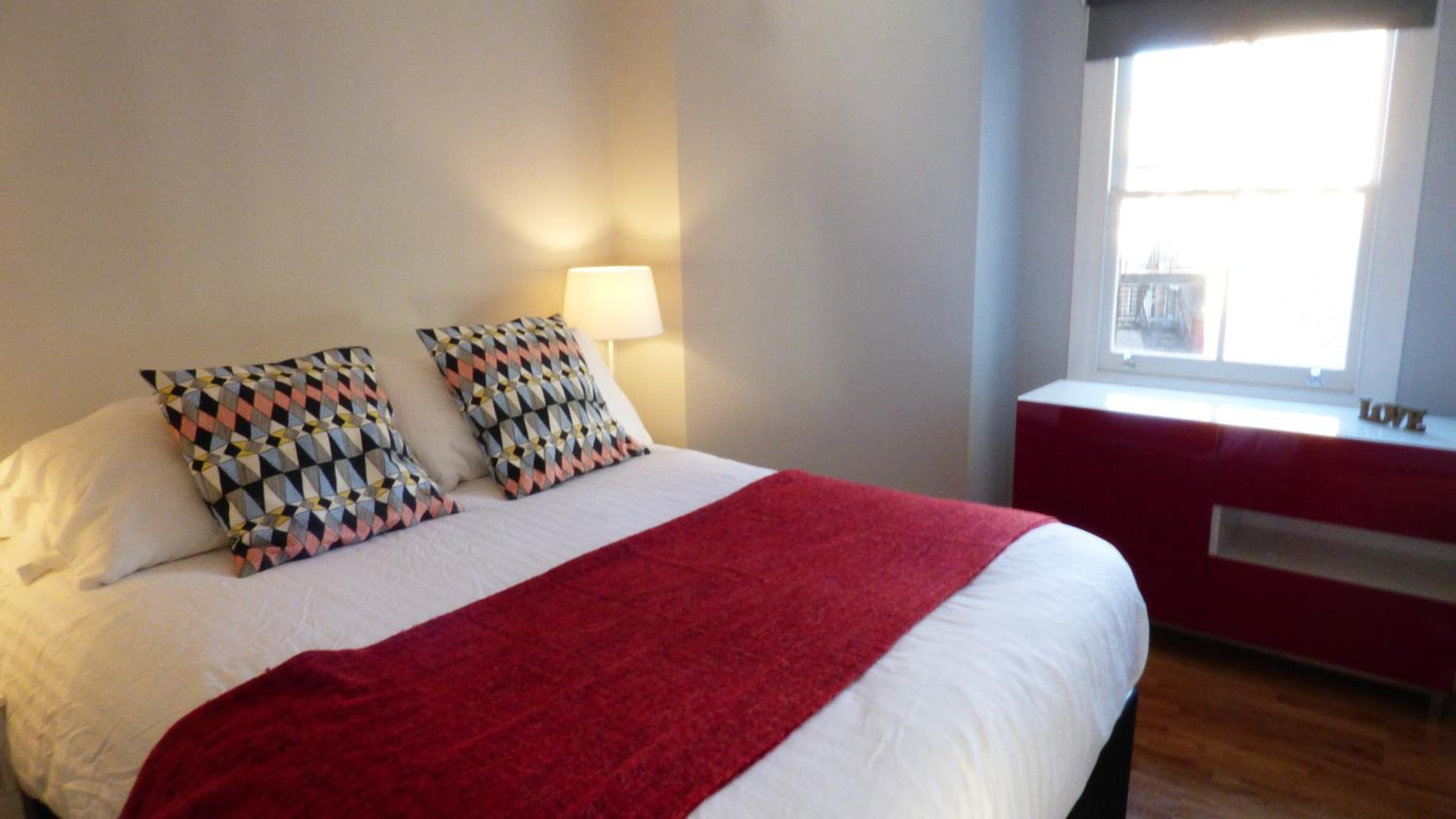 Trendy 2 Bedroom apartment in vibrant Shoreditch, central London zone 1 free WiFi - sleeps 4+2