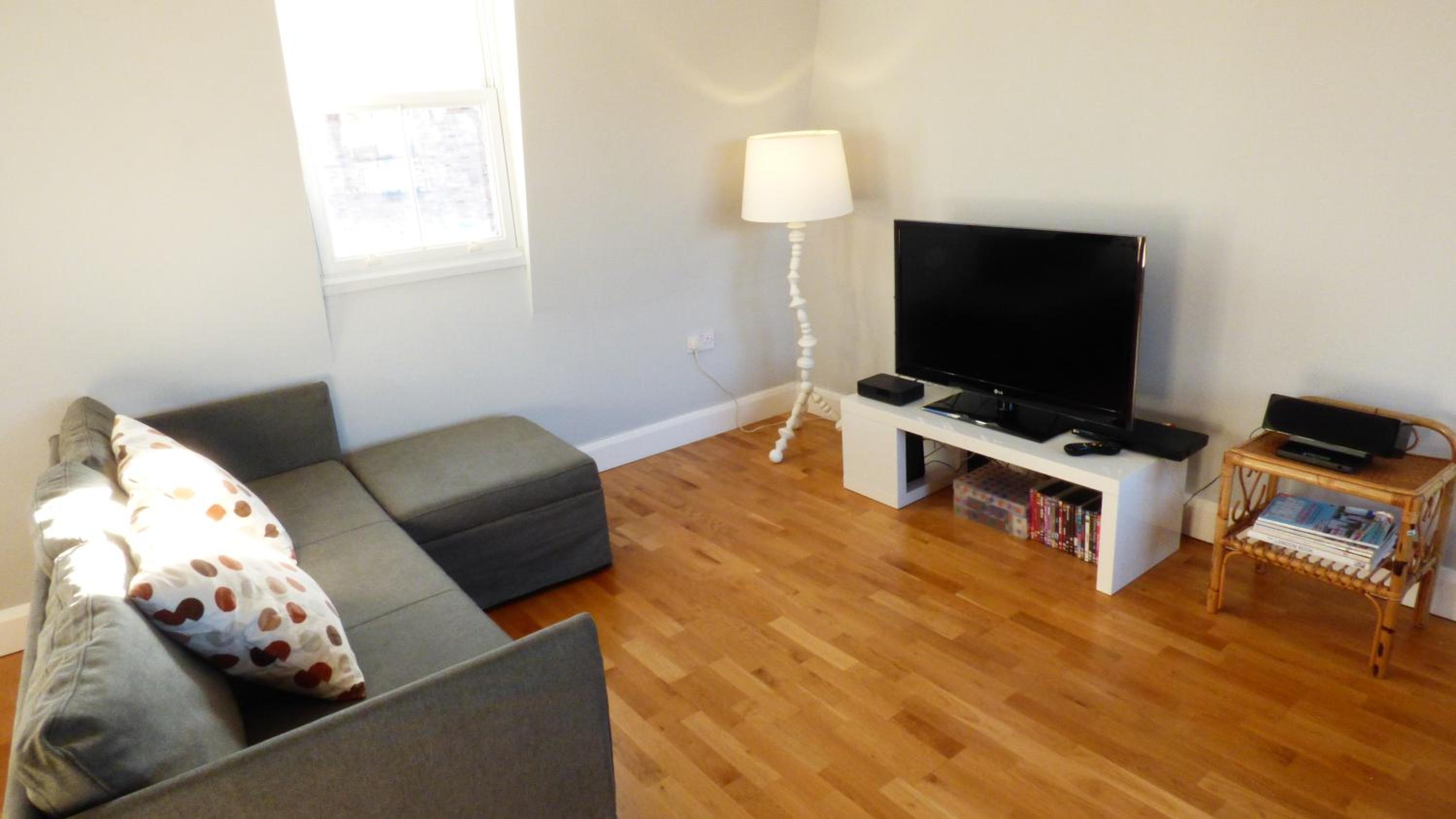 Trendy 2 Bedroom apartment in vibrant Shoreditch, central London zone 1 free WiFi - sleeps 4+2