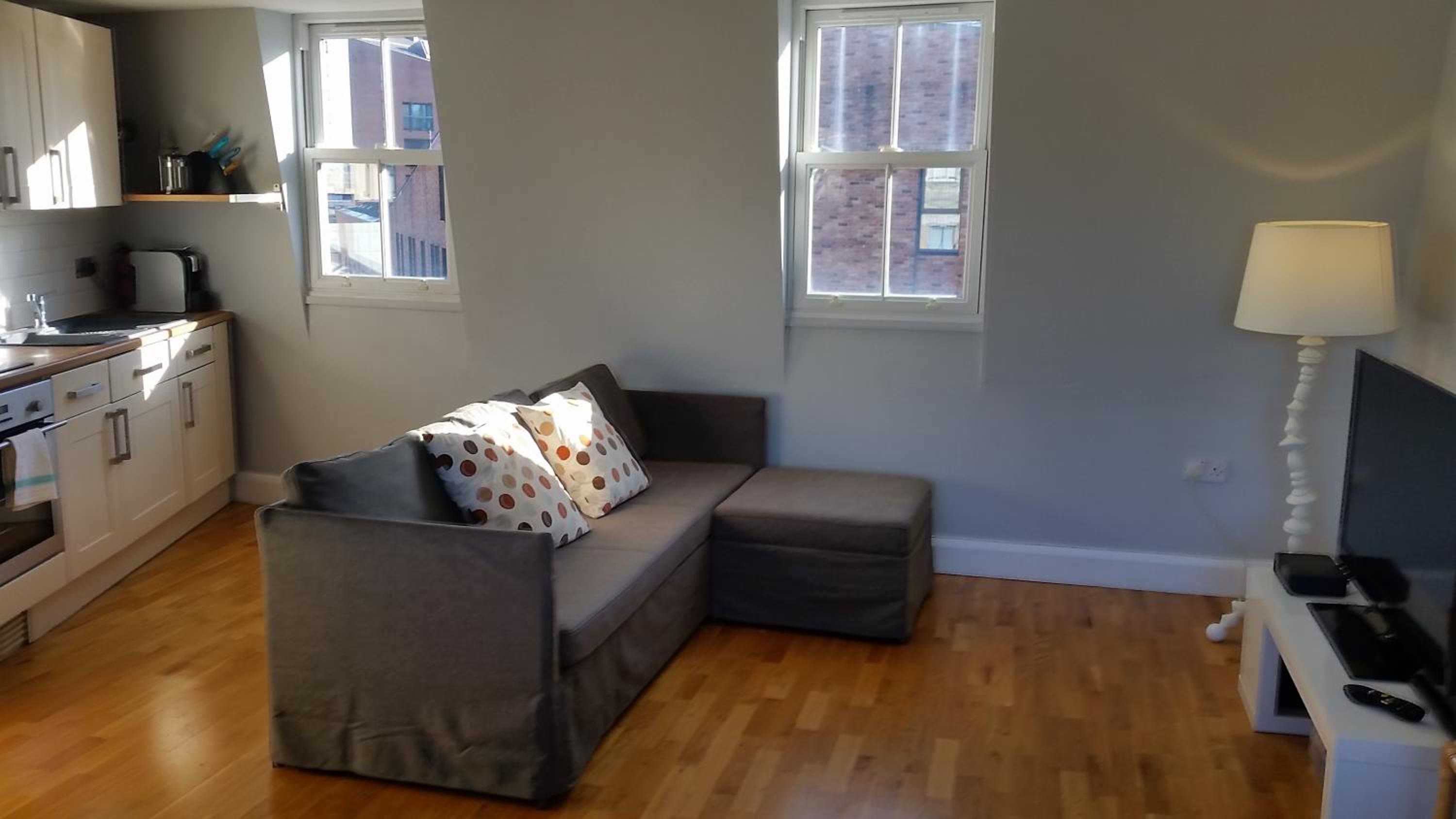 Trendy 2 Bedroom apartment in vibrant Shoreditch, central London zone 1 free WiFi - sleeps 4+2