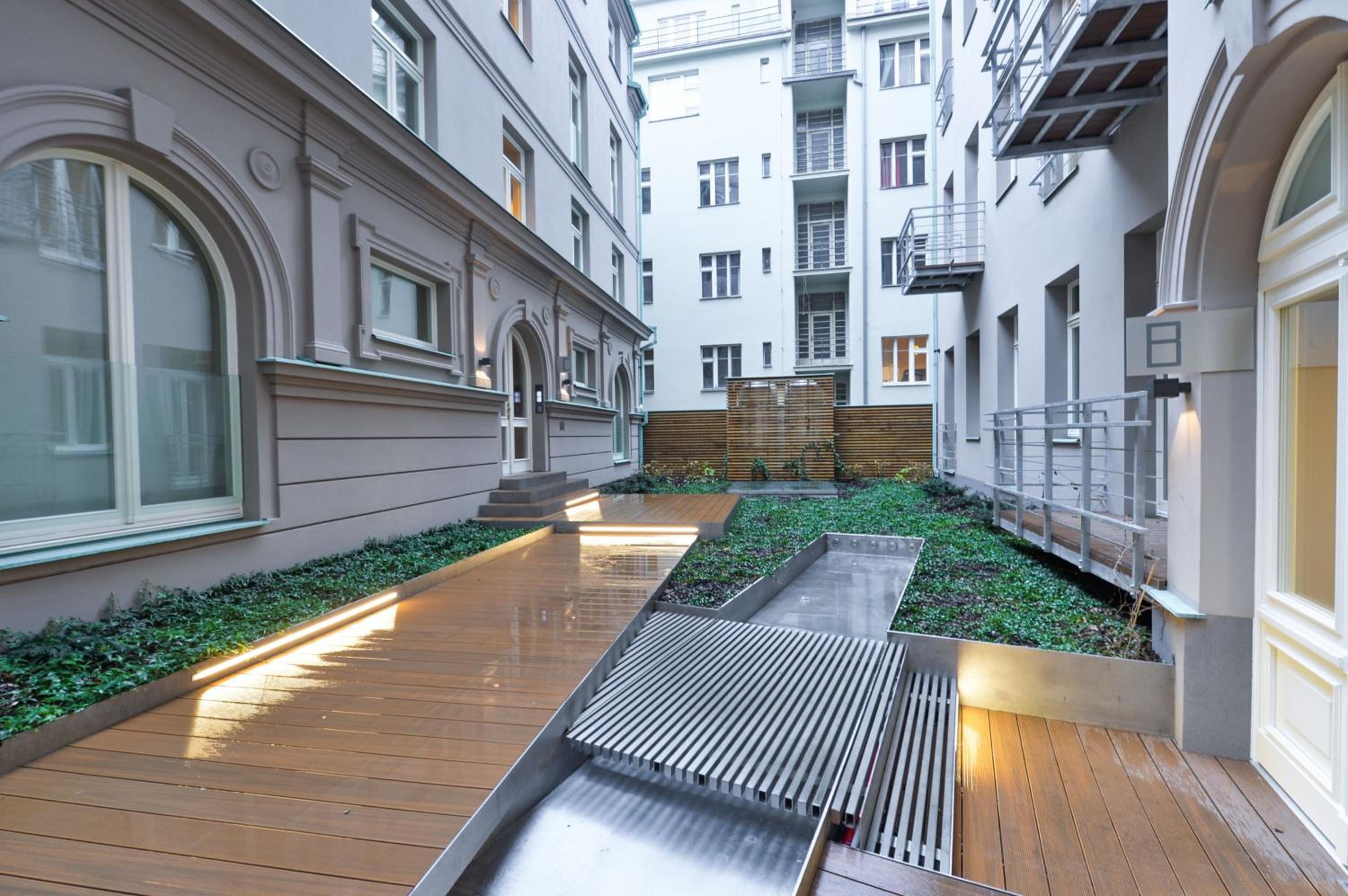 Modern Apt with portable AC and Cozy Terrace