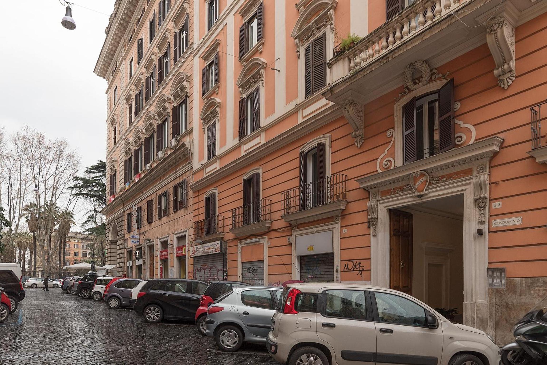 GuestHost - Vittorio Emmanuele & Colosseo Studio