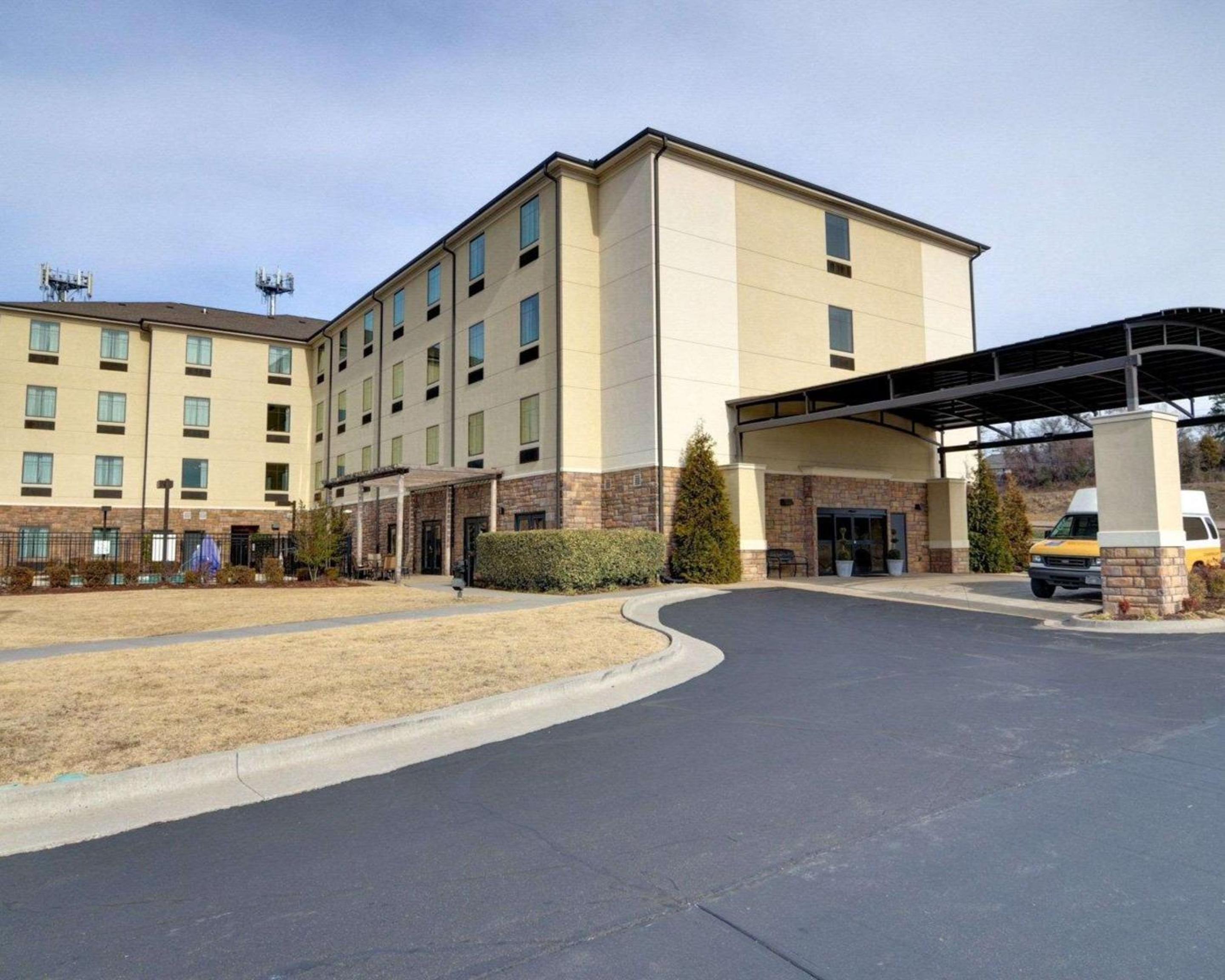 Fort Smith Vacations - Comfort Inn  Suites Fort Smith I-540 - Property Image 2