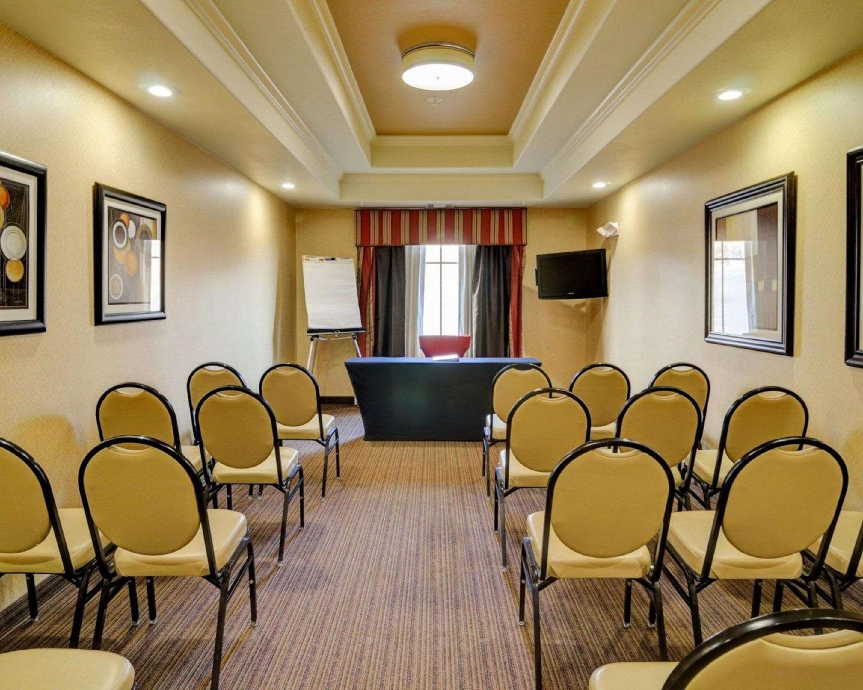 Fort Smith Vacations - Comfort Inn  Suites Fort Smith I-540 - Property Image 1