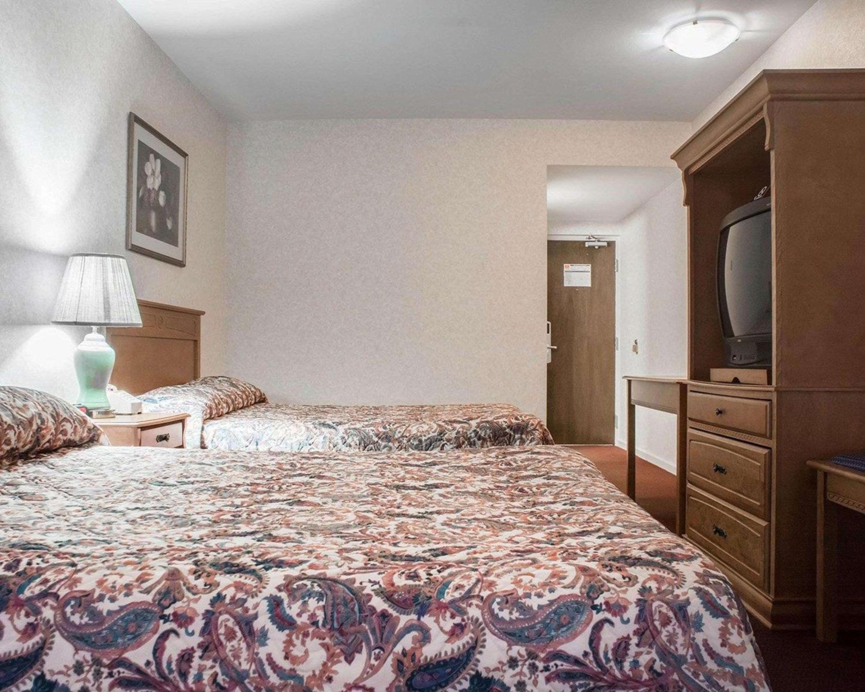 Econo Lodge By the Falls - Image 2