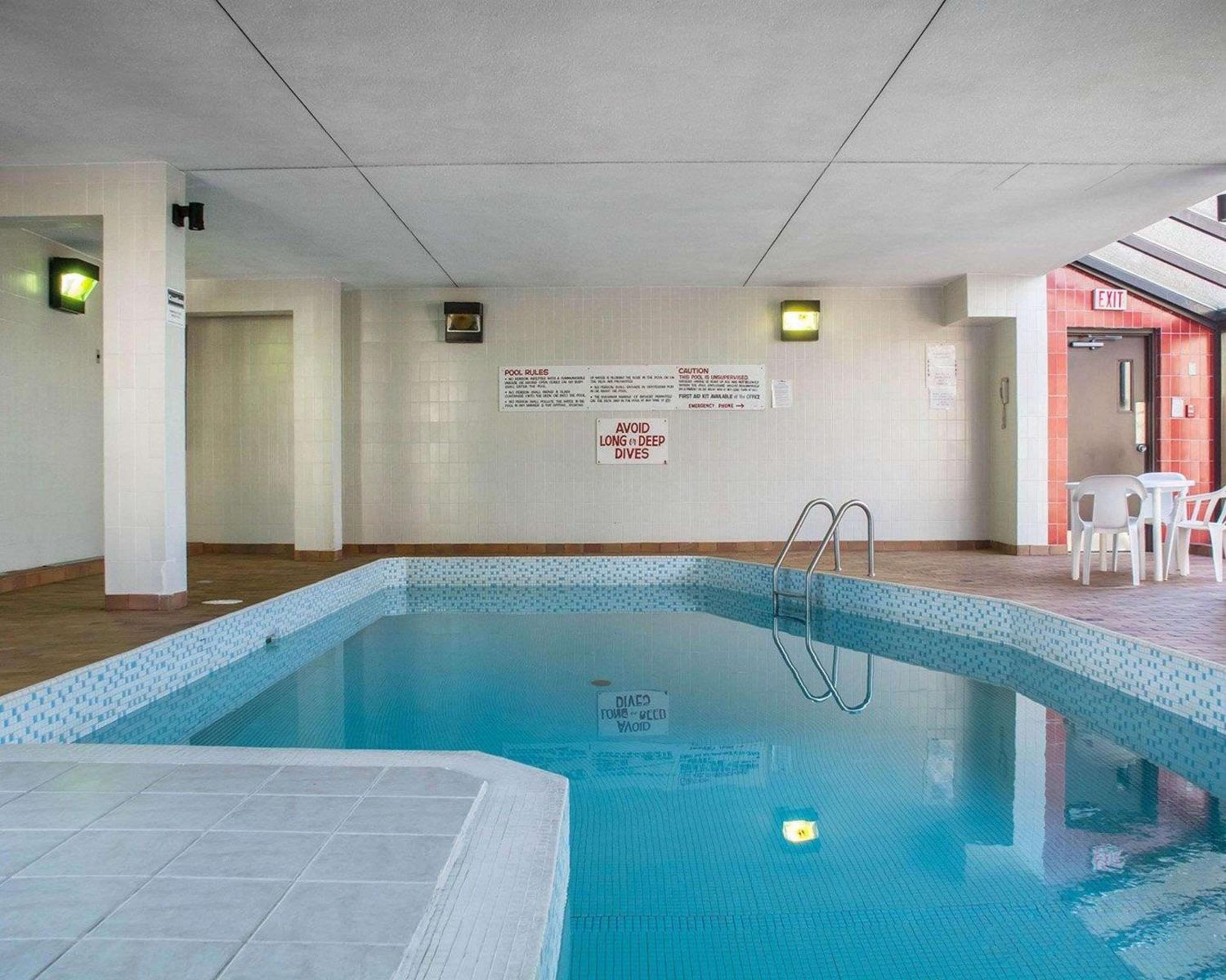 Econo Lodge By the Falls - Image 4