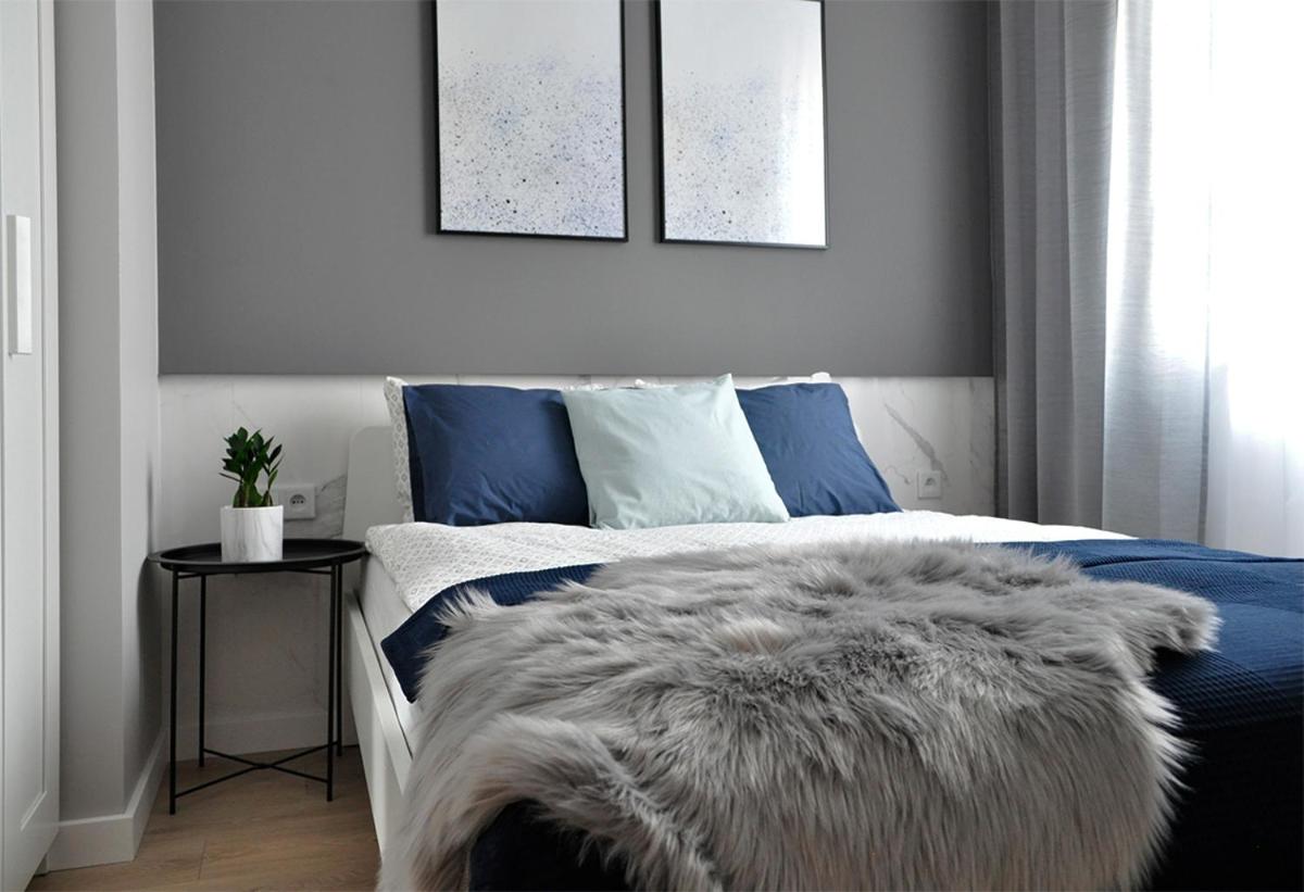 NavyBlue apartment Cracow free parking TV view 3