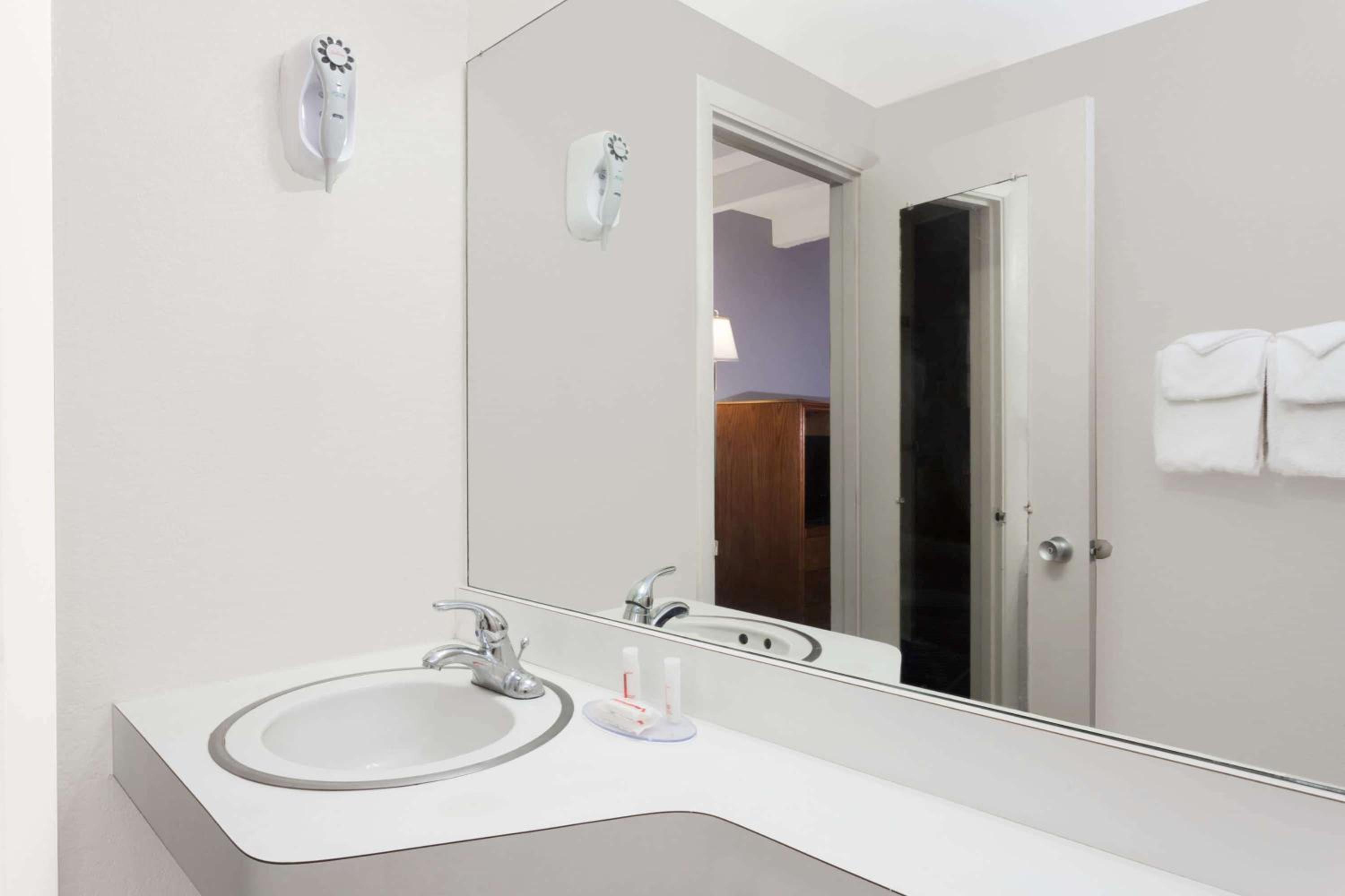 Vero Beach Vacations - Howard Johnson by Wyndham Vero Beach / Downtown - Property Image 5