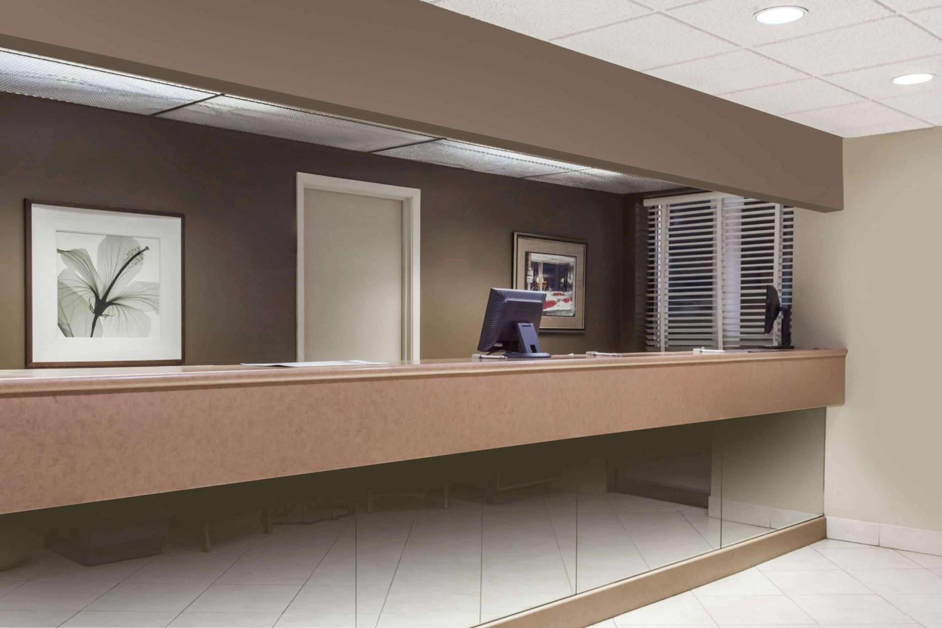 Howard Johnson by Wyndham Niagara Falls - Image 5