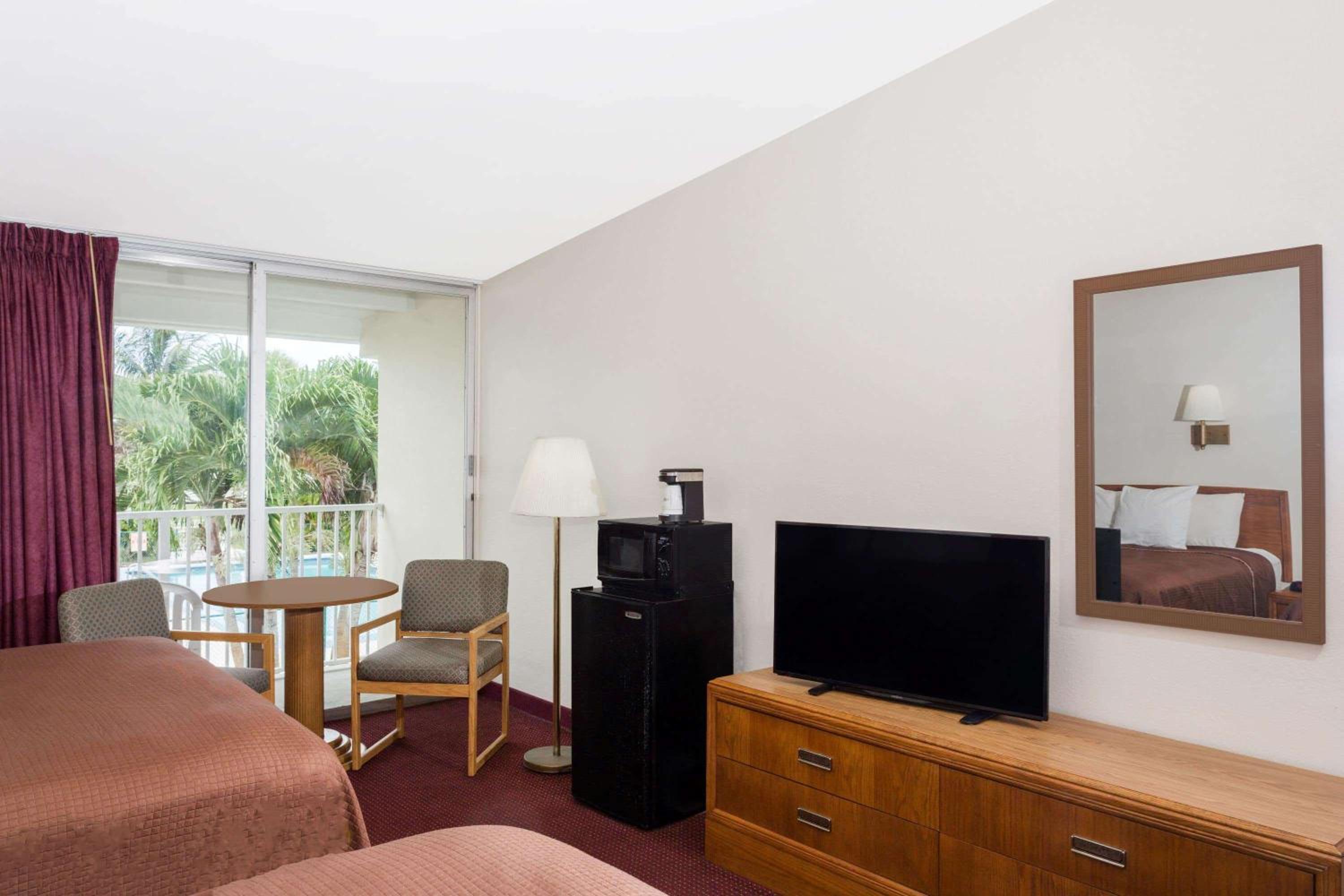 Vero Beach Vacations - Howard Johnson by Wyndham Vero Beach / Downtown - Property Image 11