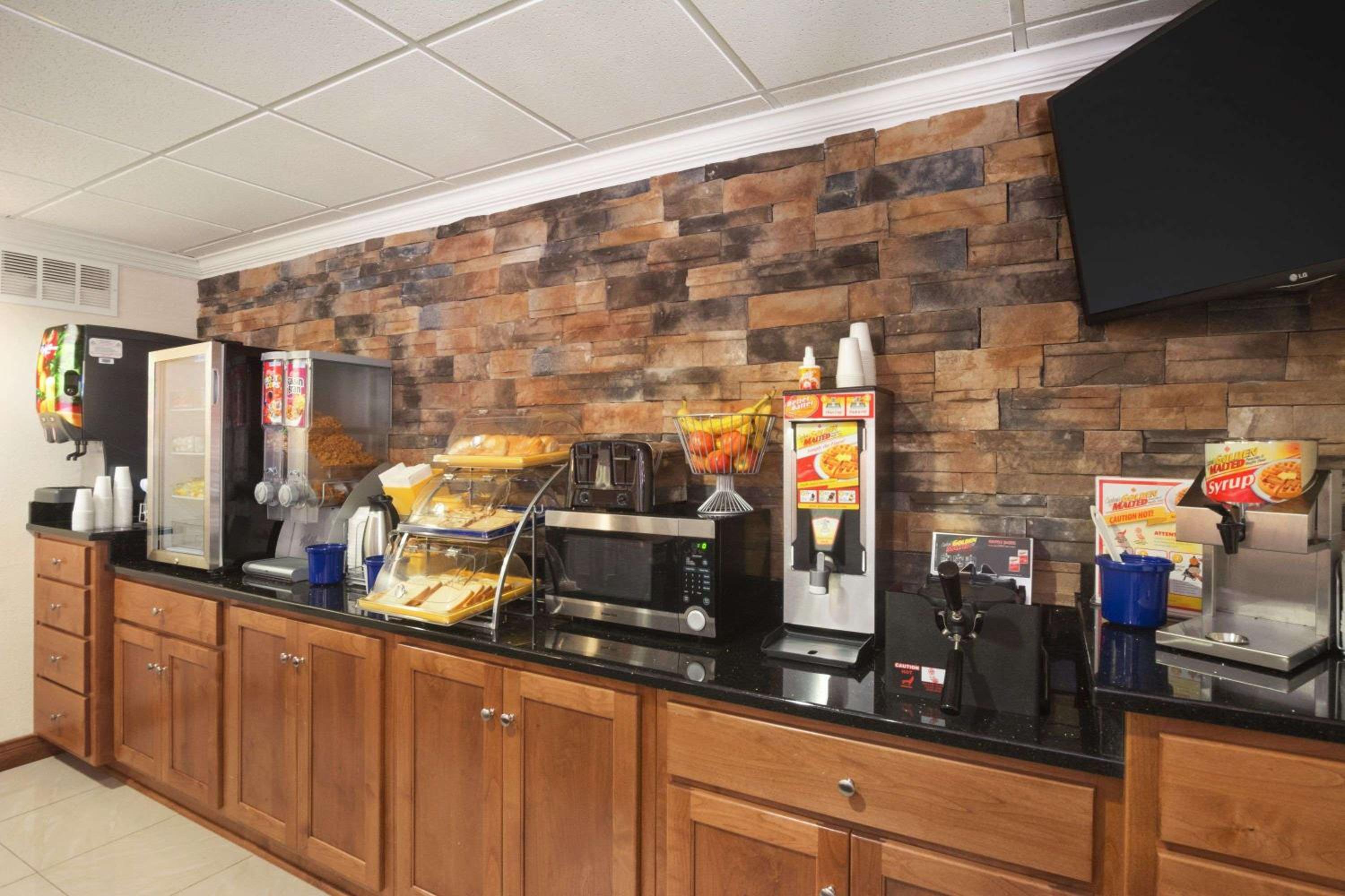 Commerce Vacations - Days Inn Suites by Wyndham Commerce - Property Image 9