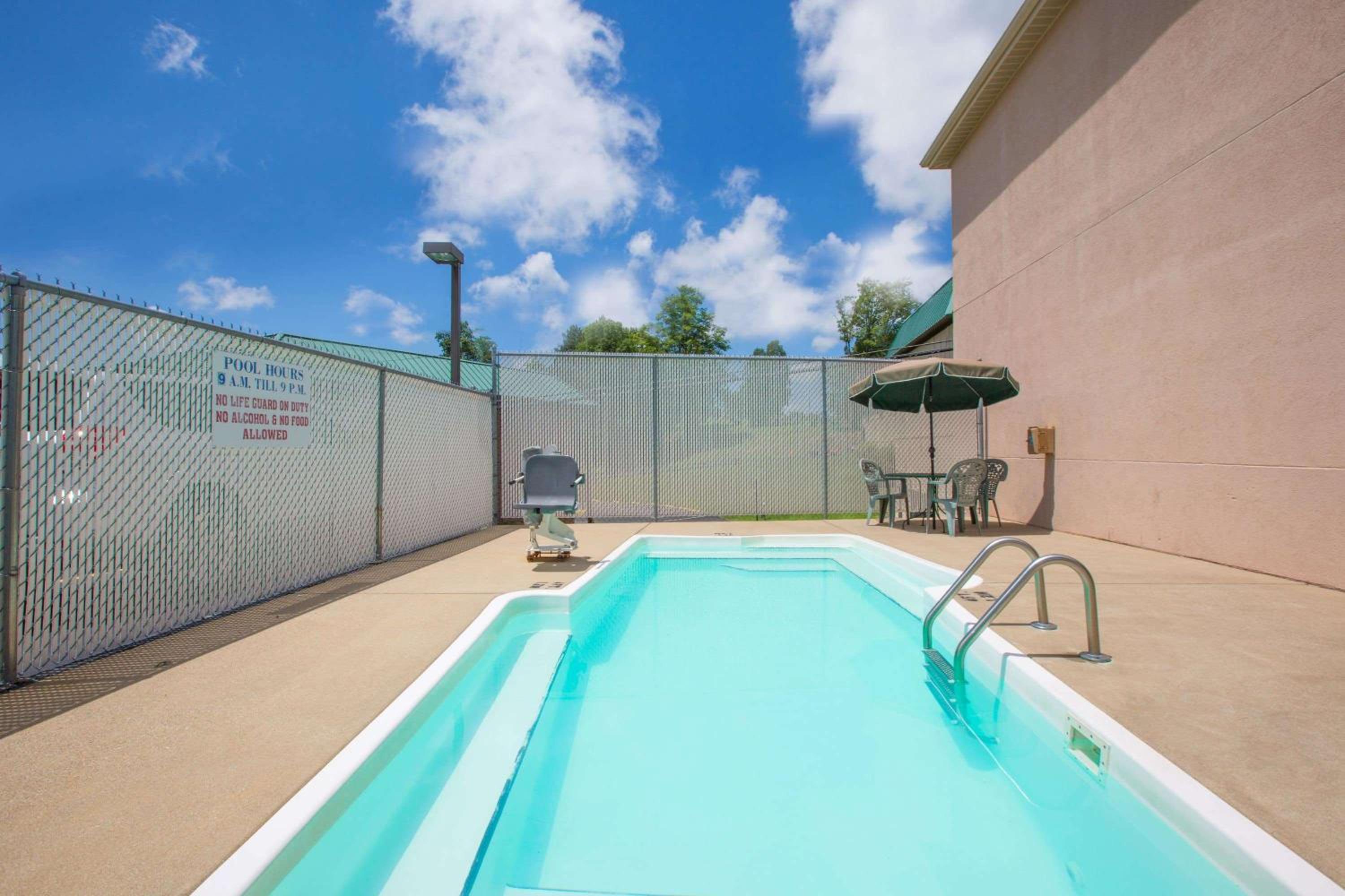 Beckley Vacations - Howard Johnson by Wyndham Beckley - Property Image 3