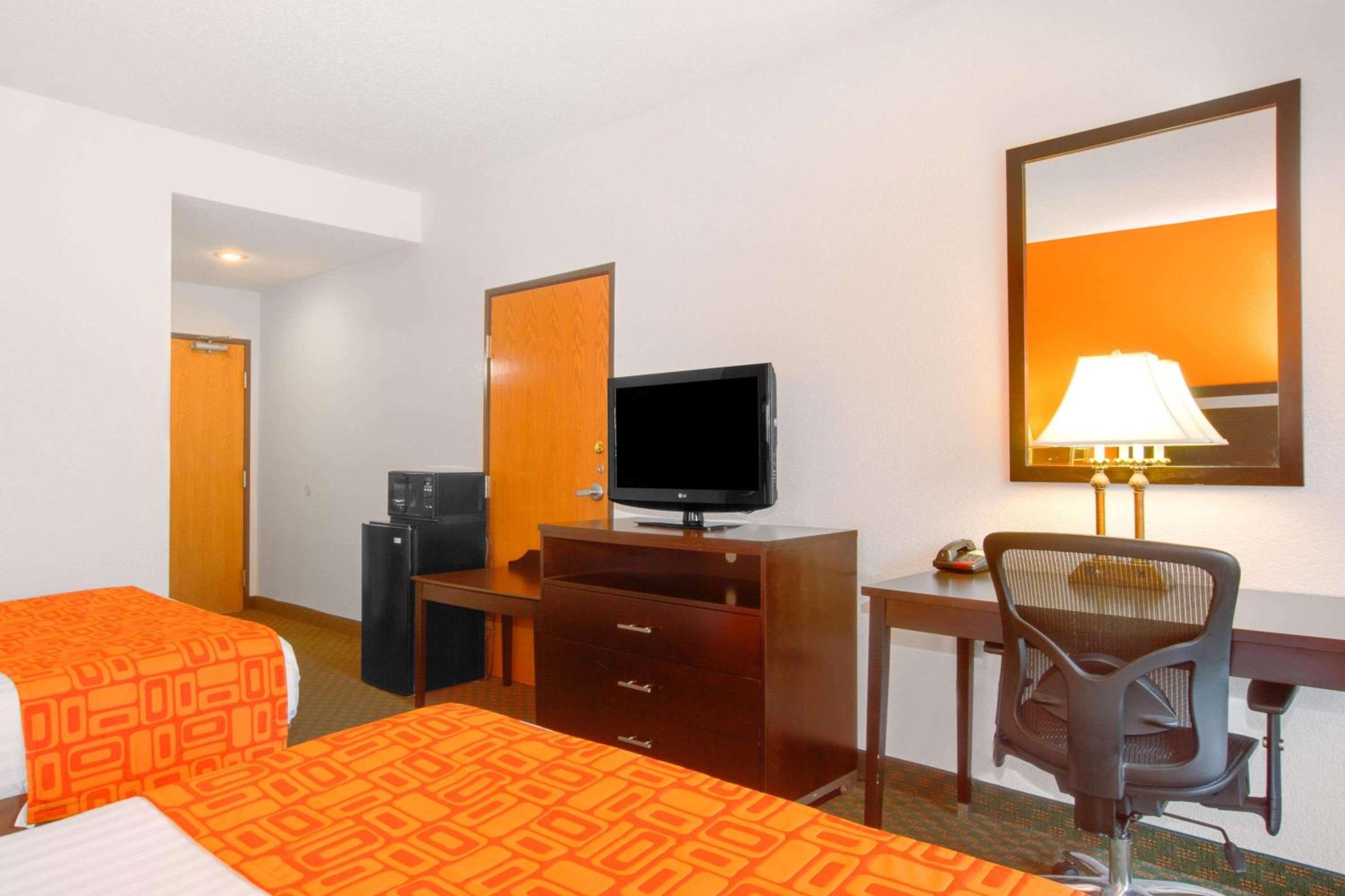 Beckley Vacations - Howard Johnson by Wyndham Beckley - Property Image 9