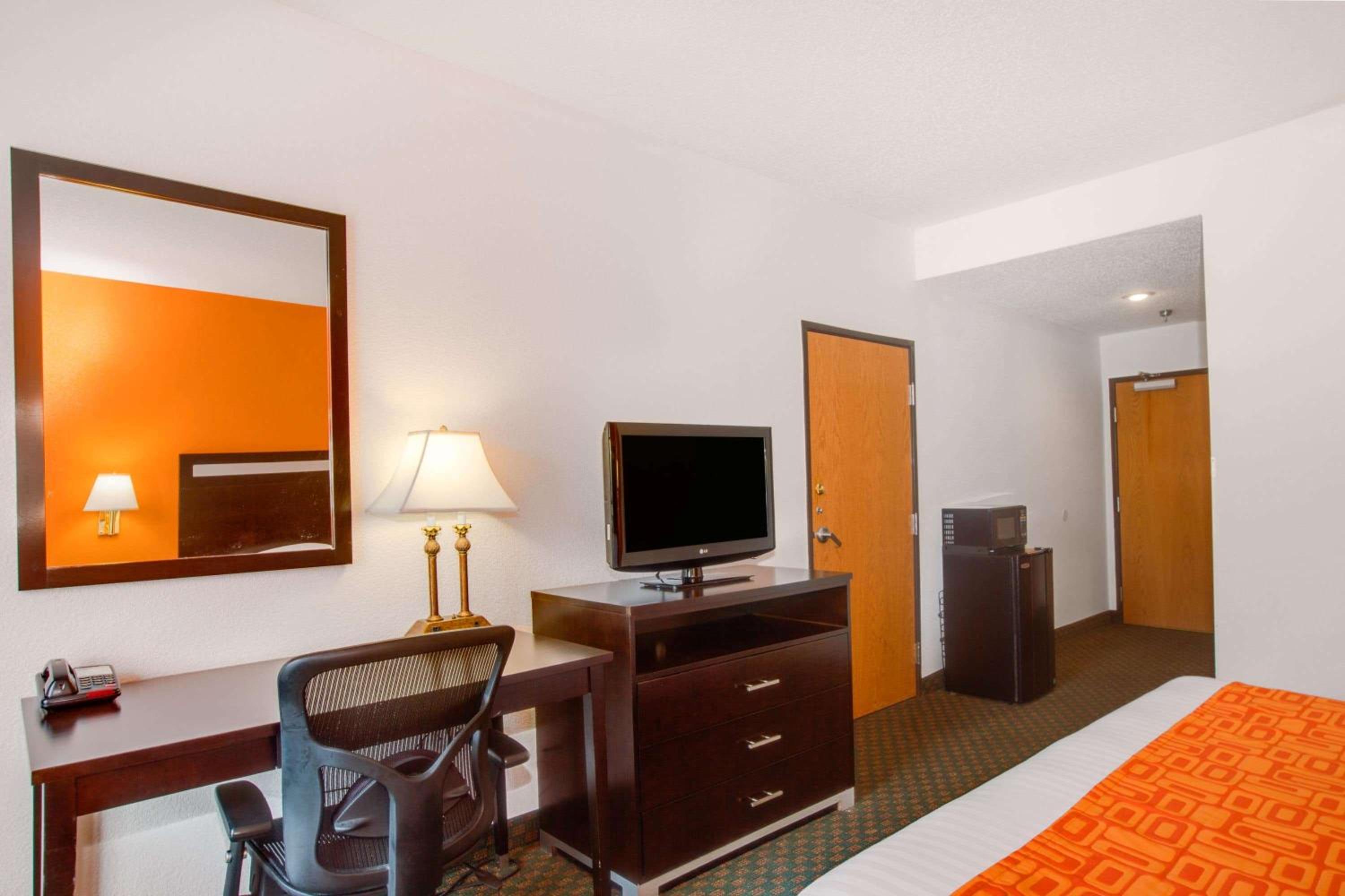 Beckley Vacations - Howard Johnson by Wyndham Beckley - Property Image 11