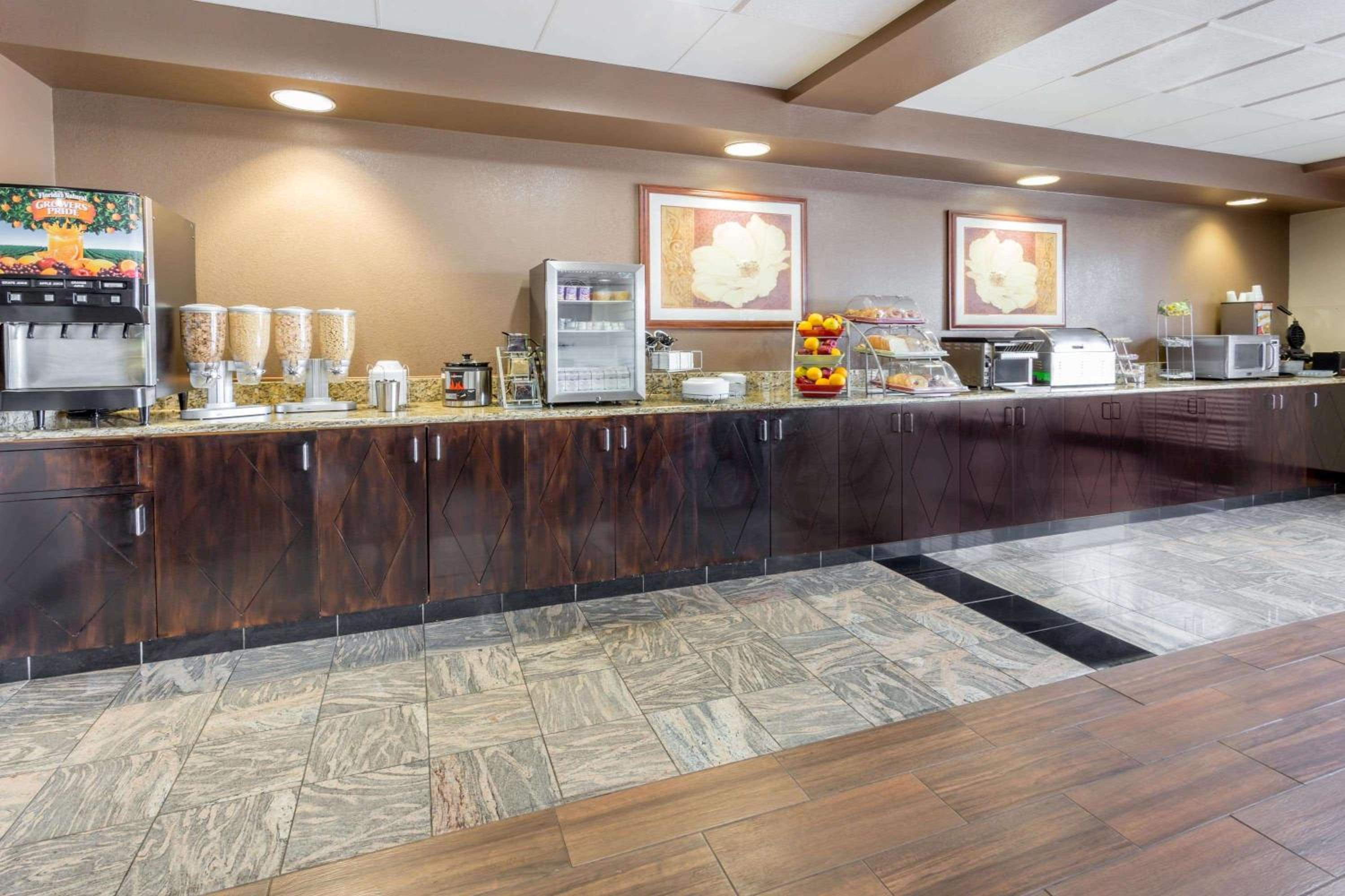 Joliet Vacations - Wingate by Wyndham Joliet - Property Image 9
