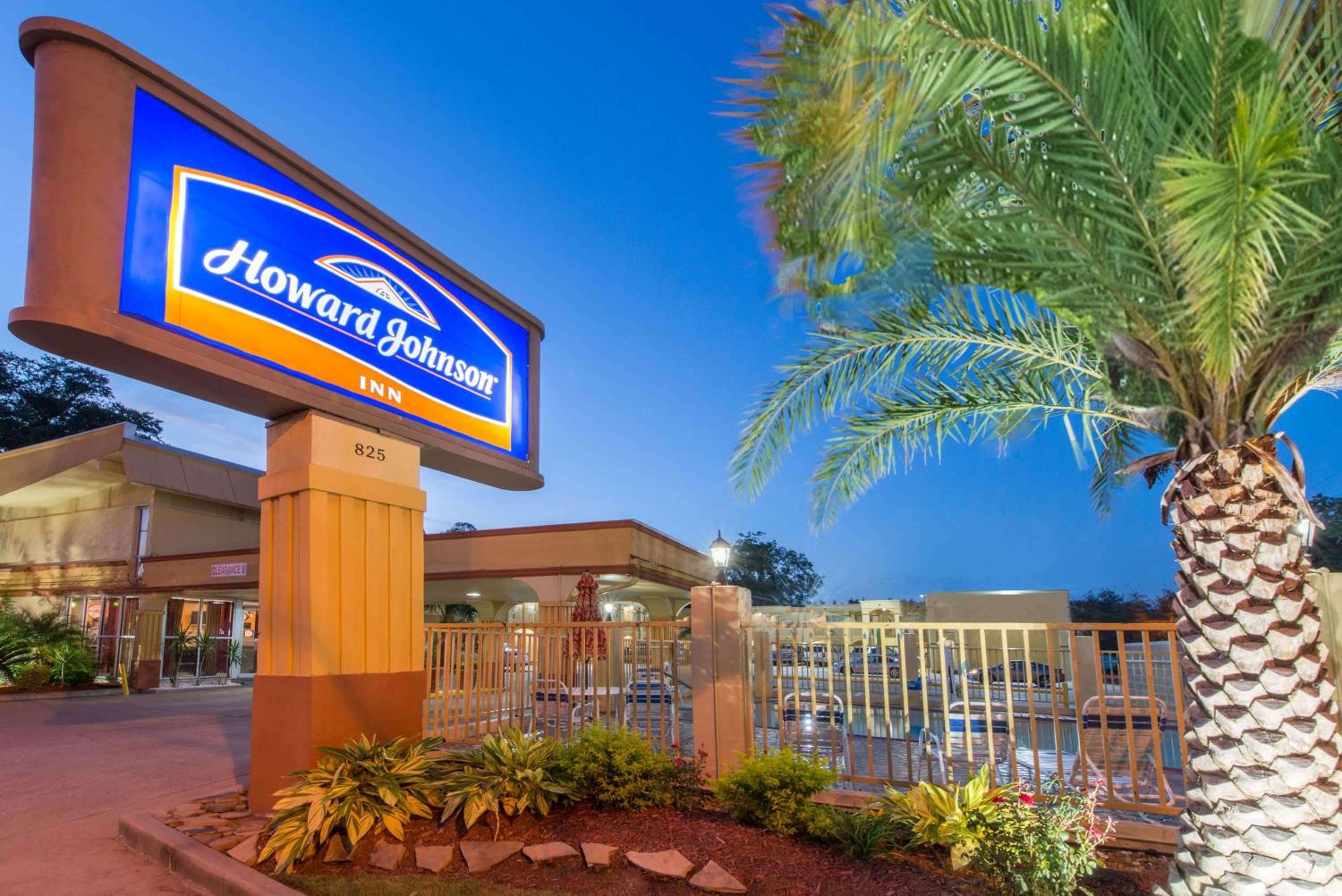Lake Charles Vacations - Howard Johnson by Wyndham Historic Lake Charles - Property Image 1
