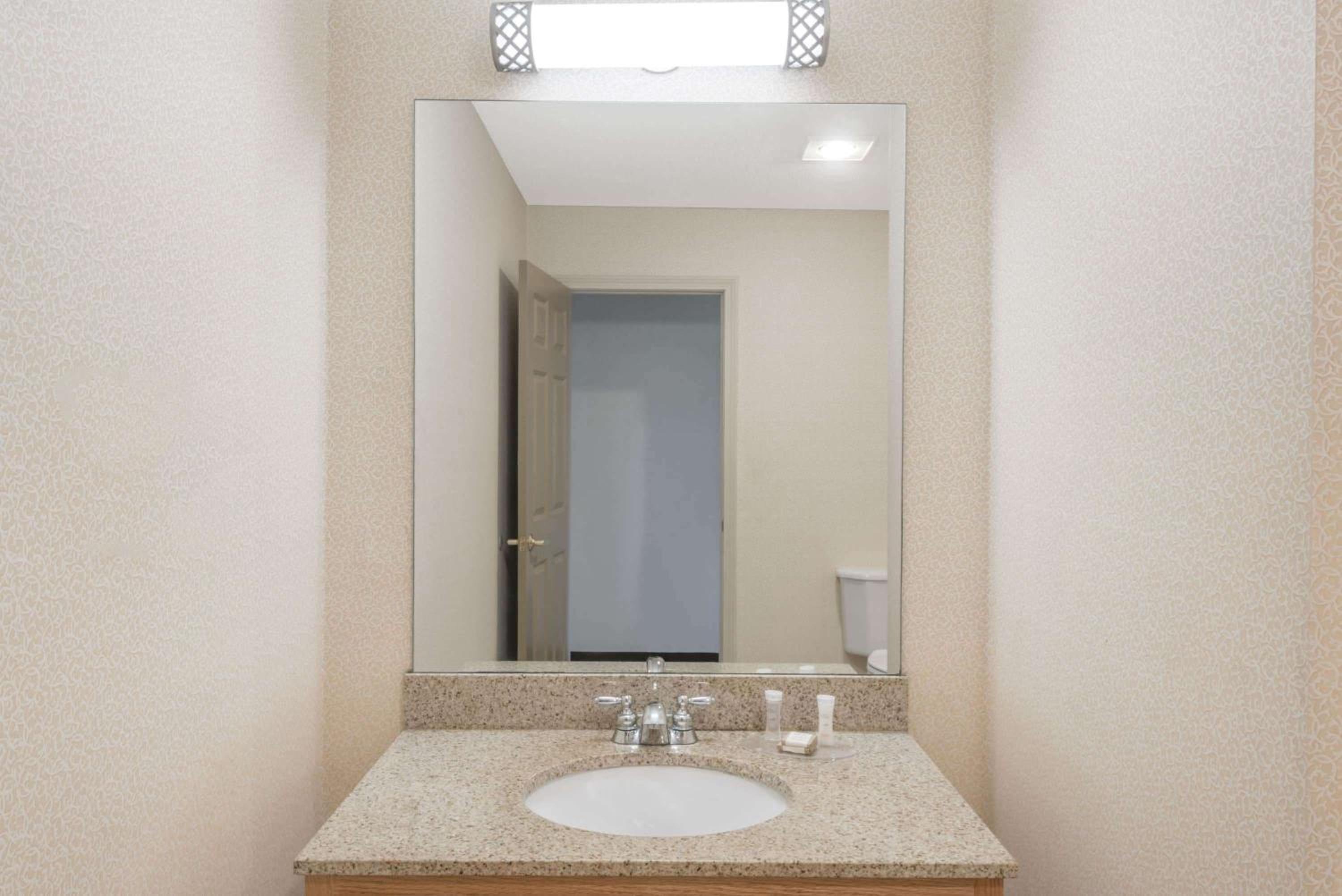 Howard Johnson by Wyndham Springfield - Image 4