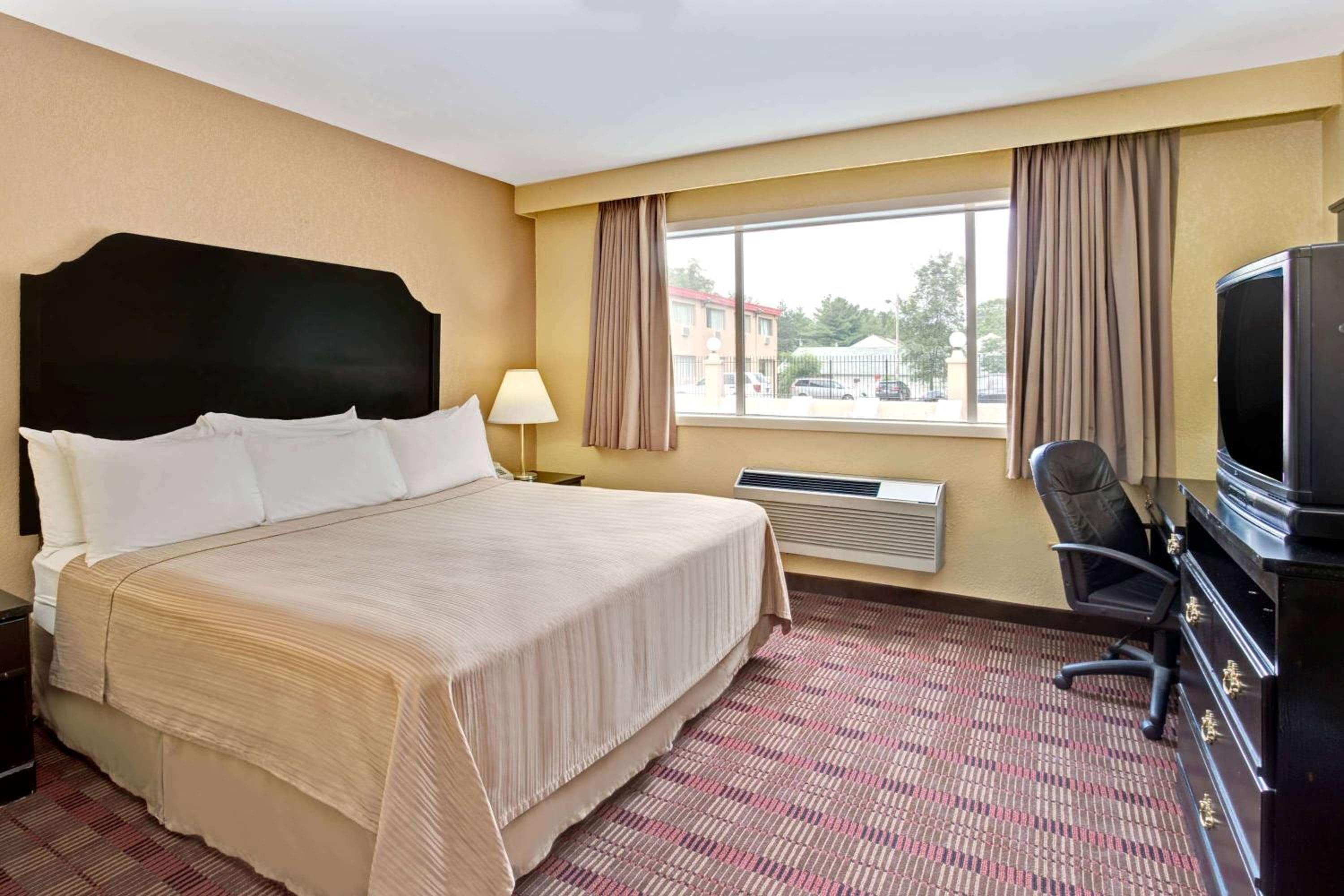Howard Johnson by Wyndham Pikesville - Property Image 6