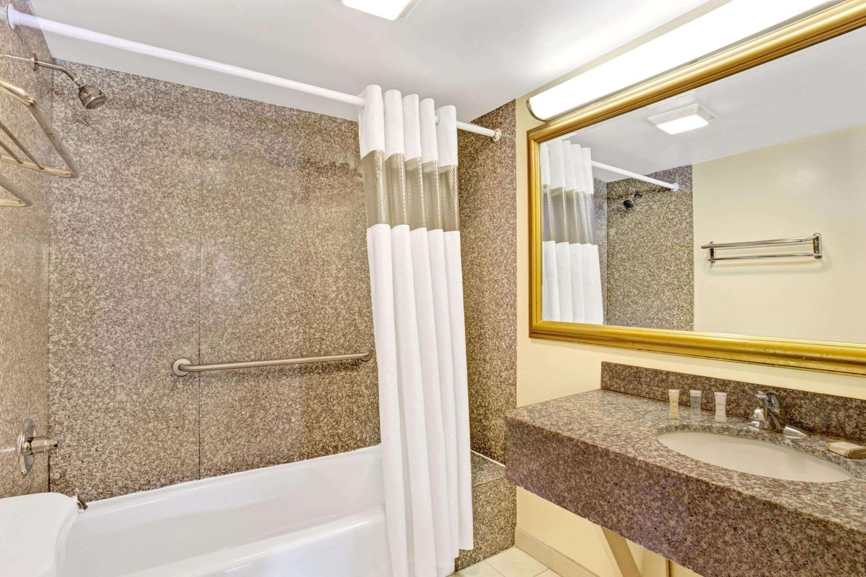 Howard Johnson by Wyndham Pikesville - Property Image 10