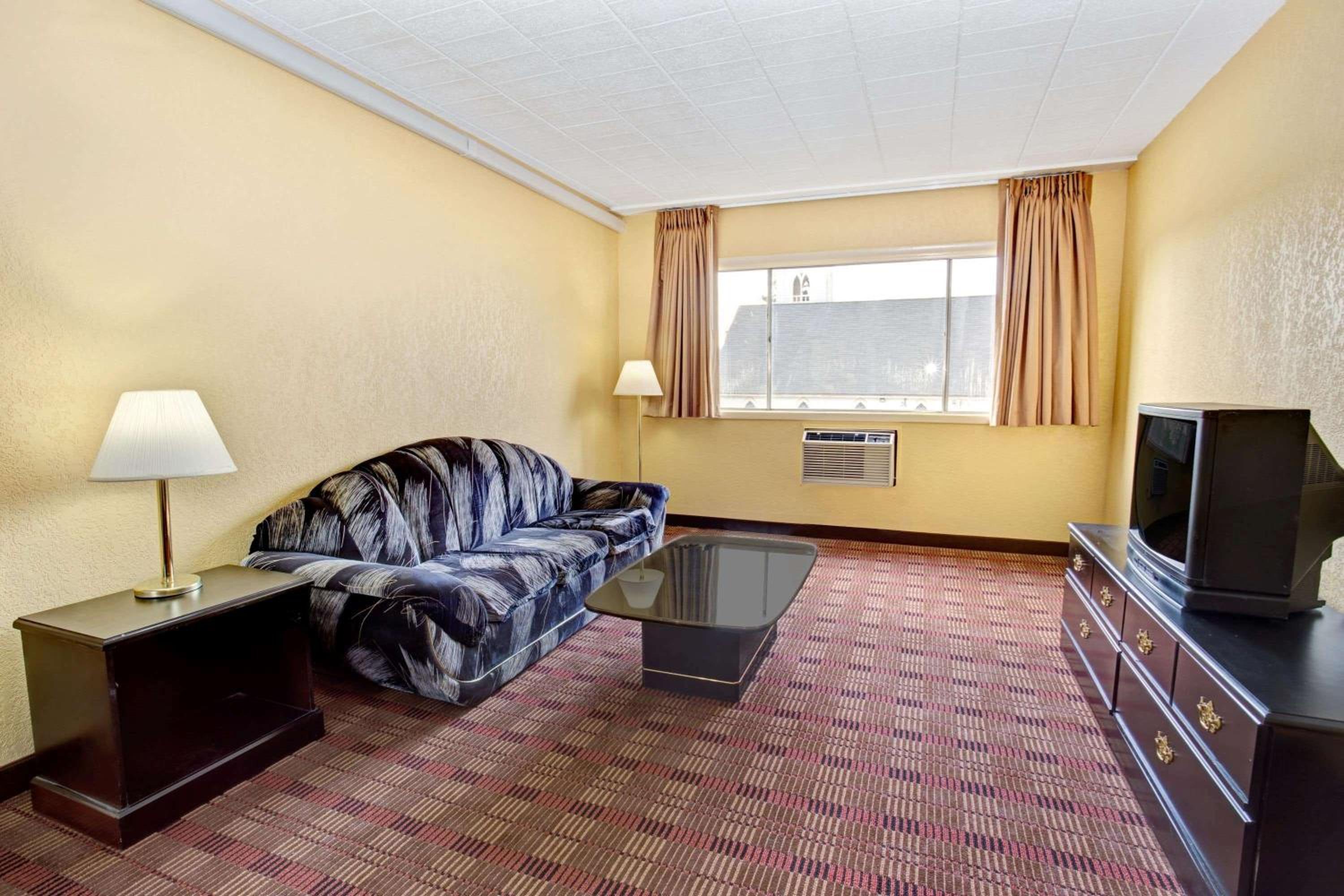 Howard Johnson by Wyndham Pikesville - Property Image 12