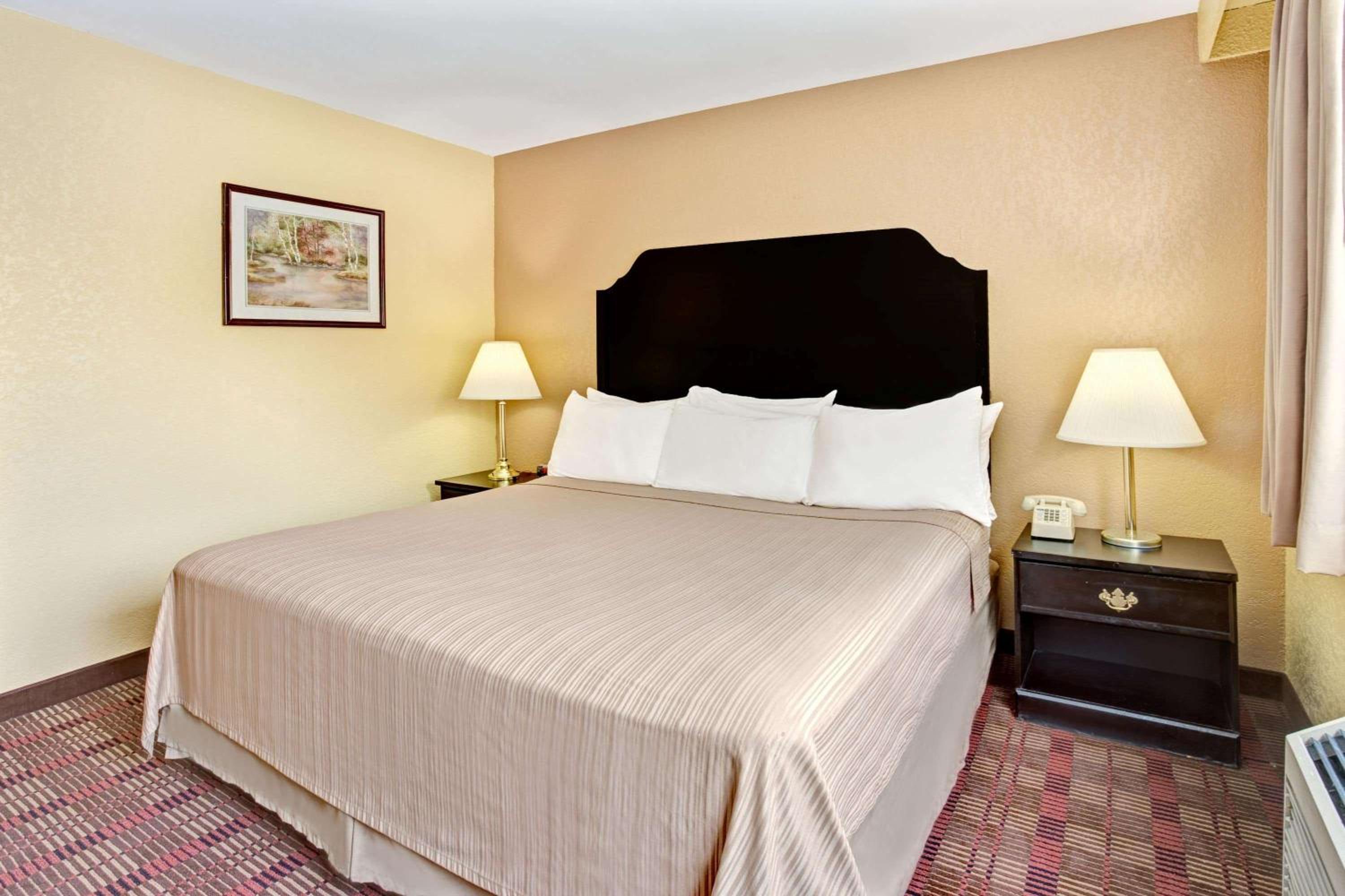 Howard Johnson by Wyndham Pikesville - Property Image 11