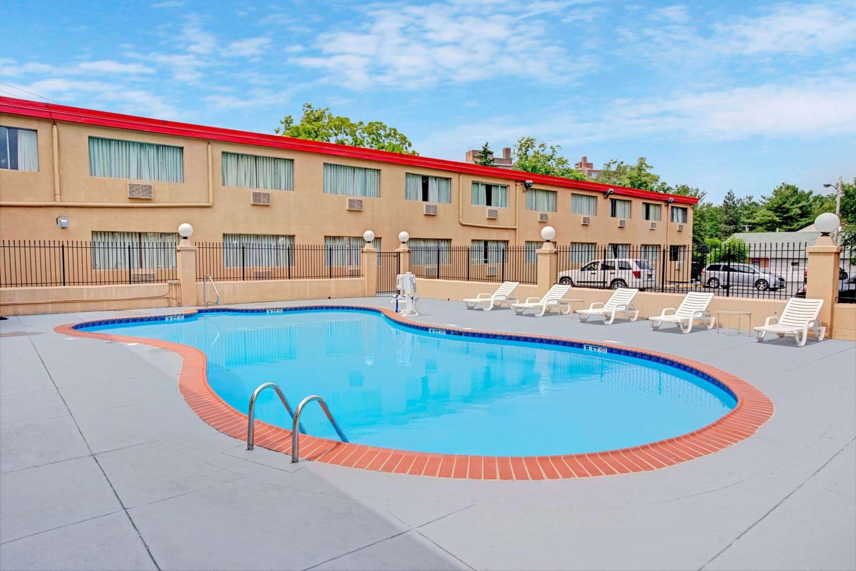 Howard Johnson by Wyndham Pikesville - Property Image 3