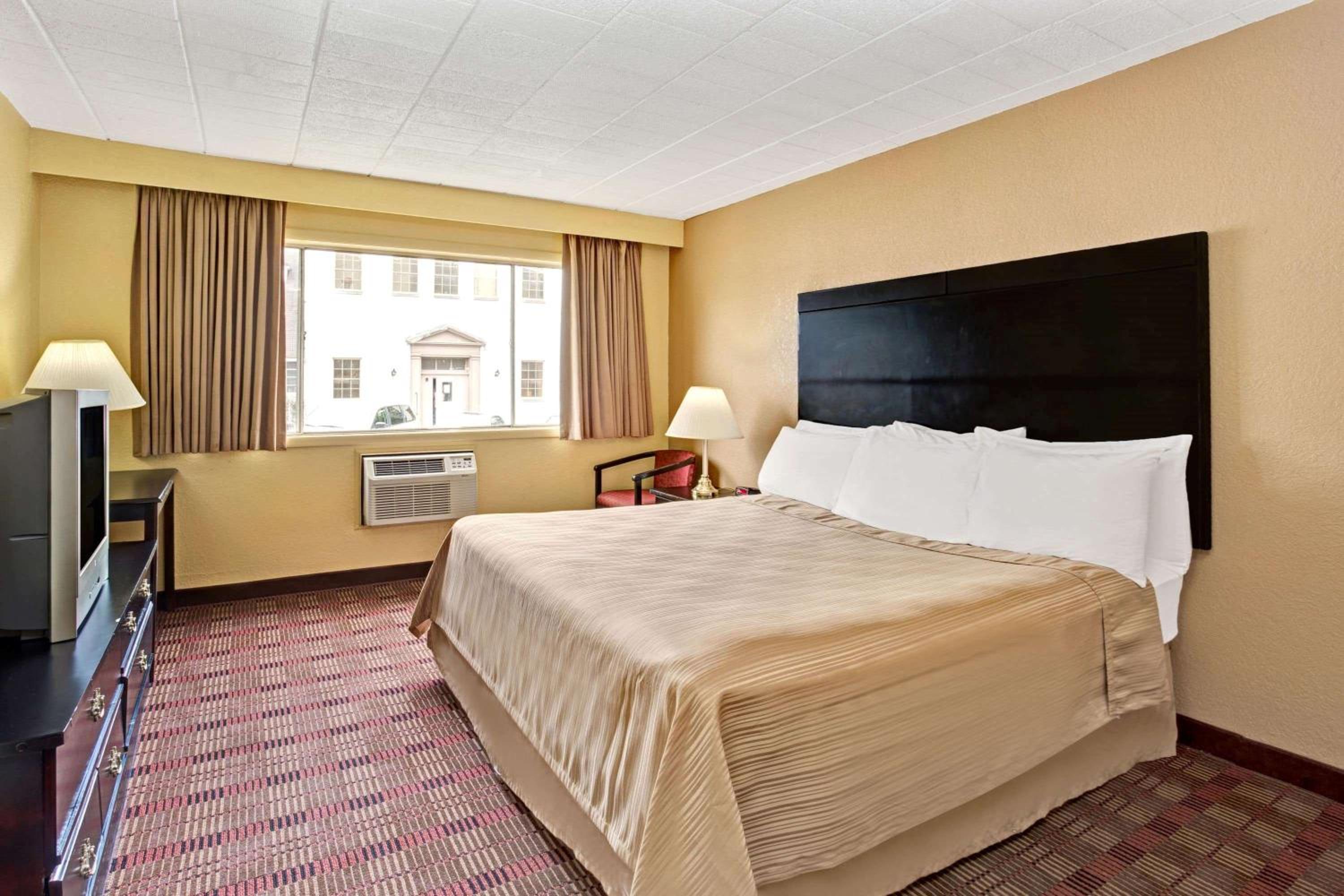 Howard Johnson by Wyndham Pikesville - Property Image 4