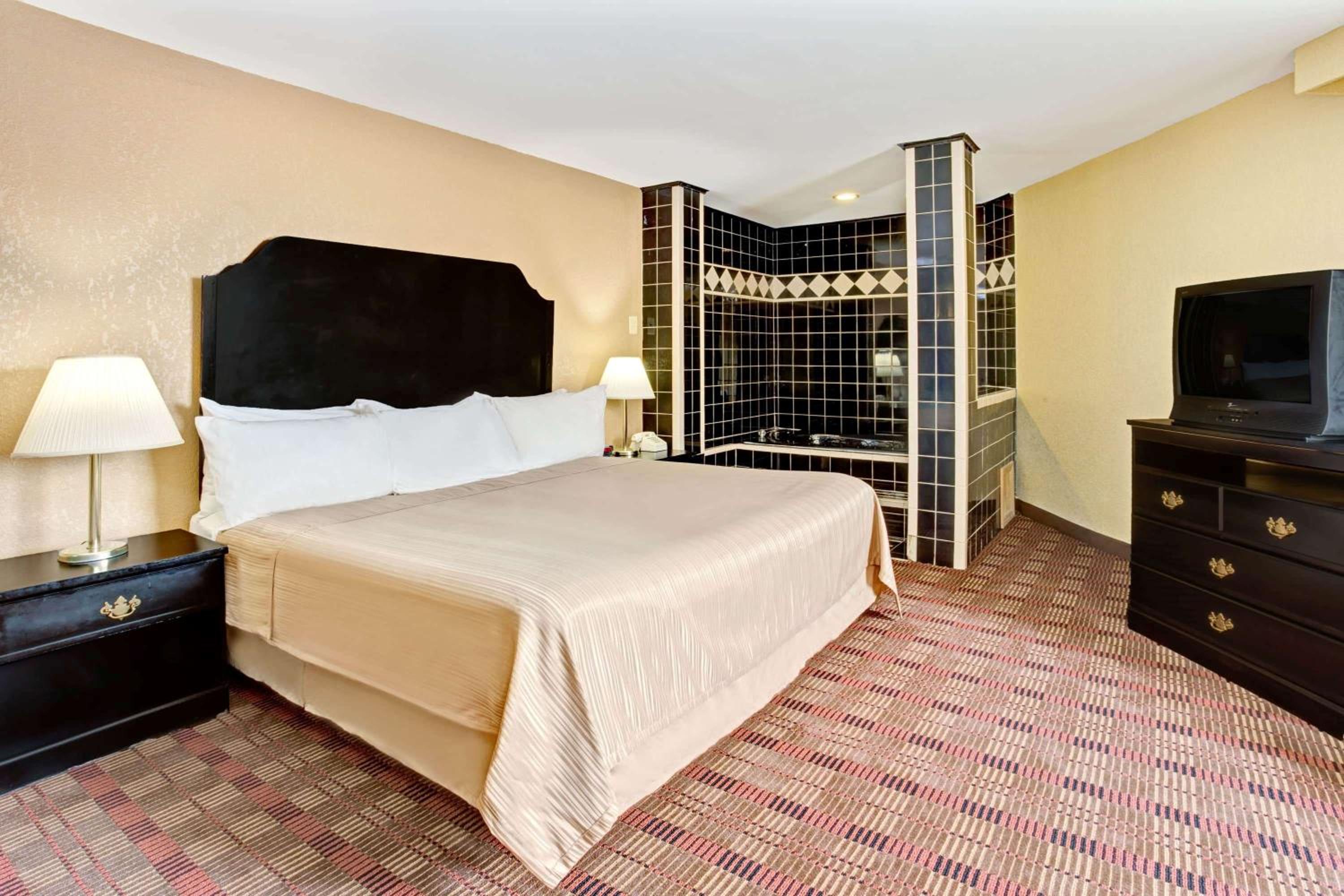 Howard Johnson by Wyndham Pikesville - Property Image 8