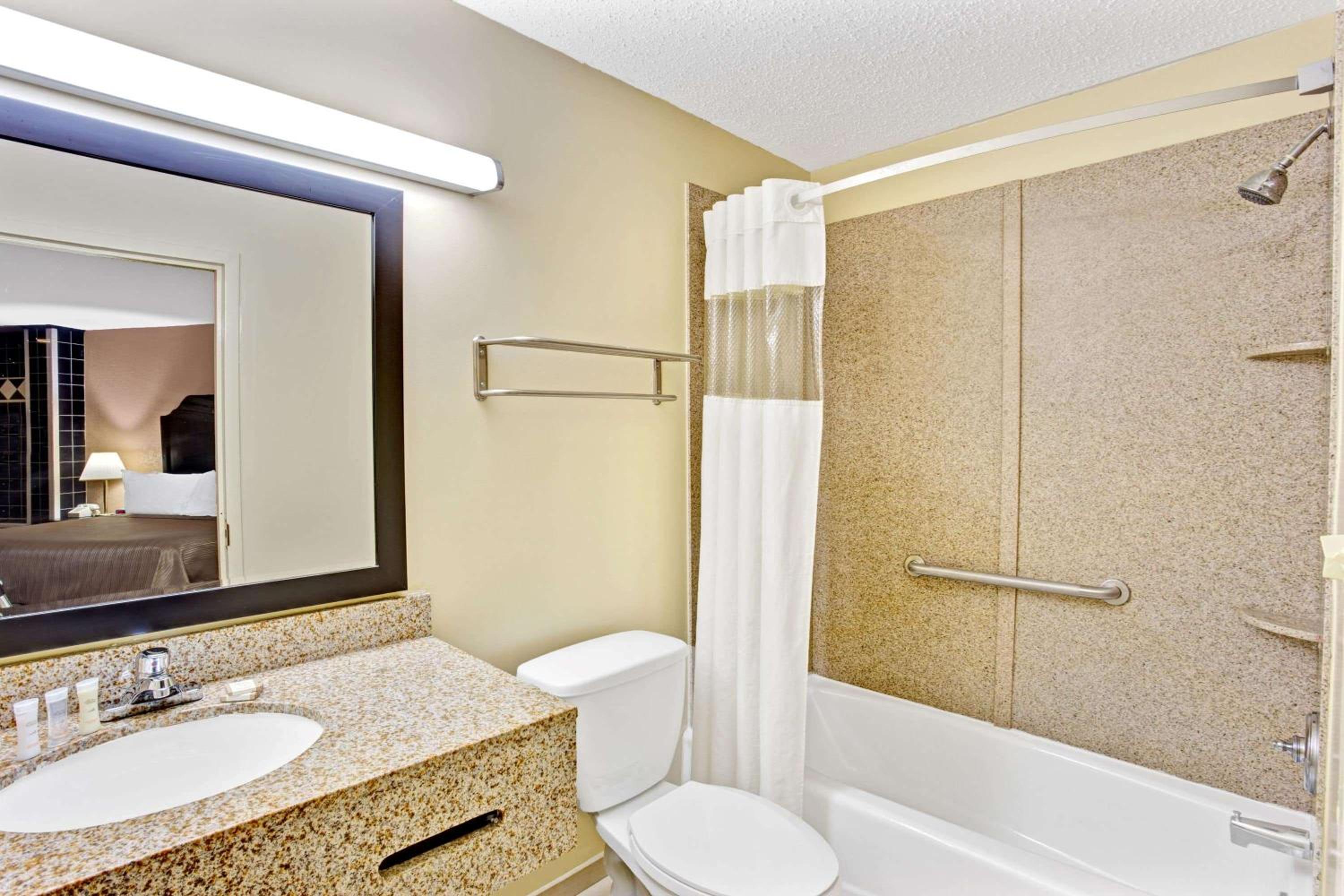 Howard Johnson by Wyndham Pikesville - Property Image 7
