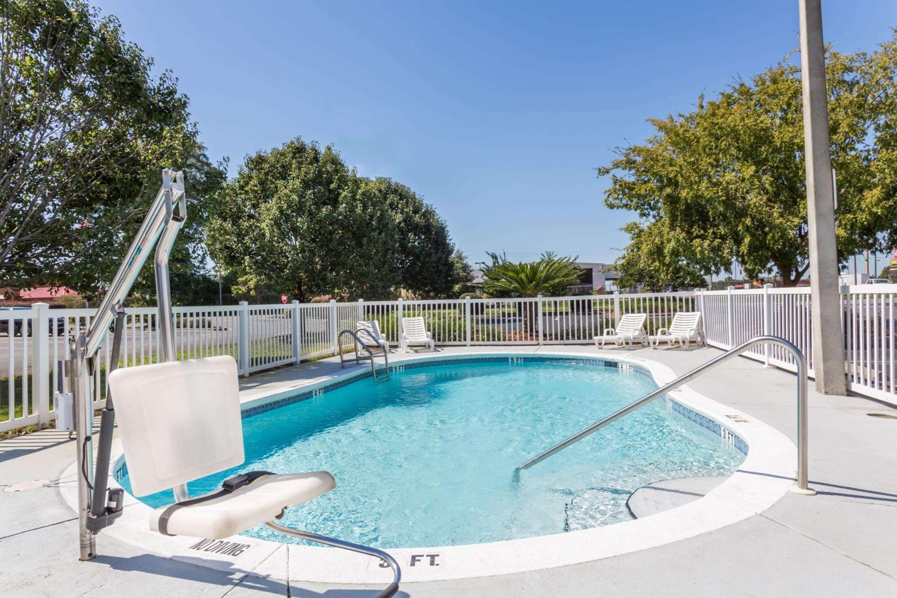 Microtel Inn & Suites Marianna view 4