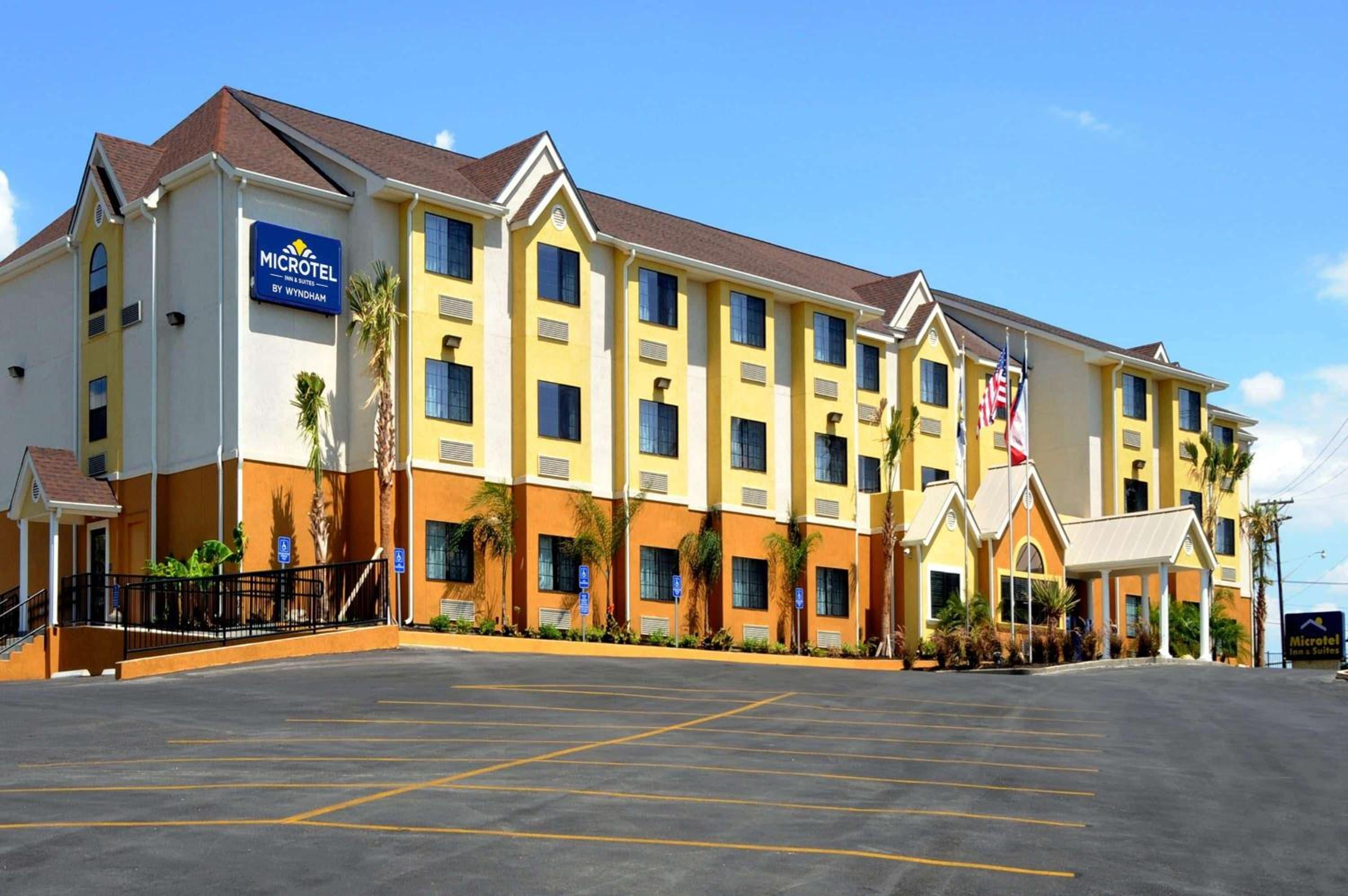Hotel Microtel Inn & Suites by Wyndham New Braunfels I-35 - Image 1
