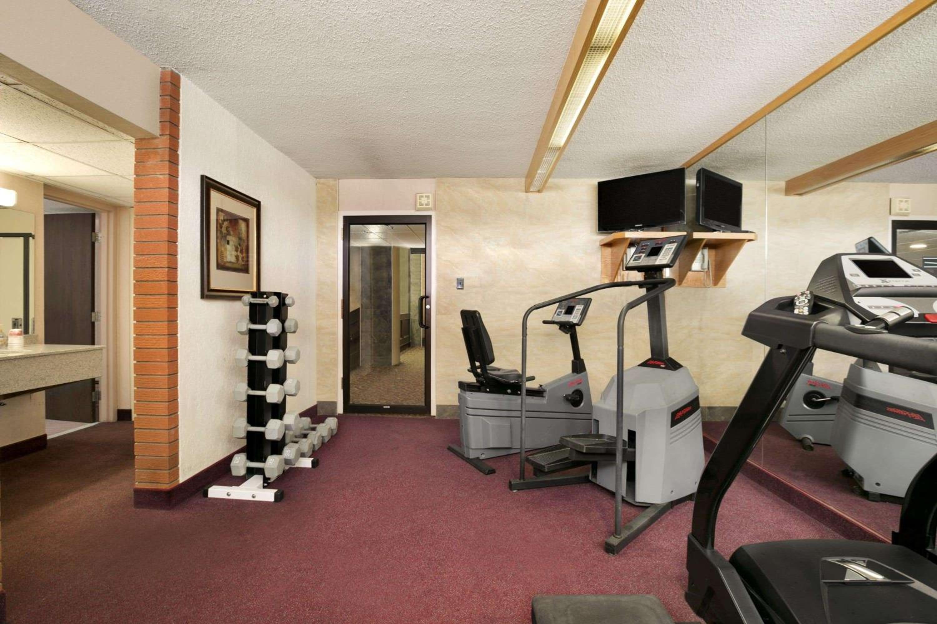 Lethbridge Vacations - Ramada by Wyndham Lethbridge - Property Image 2