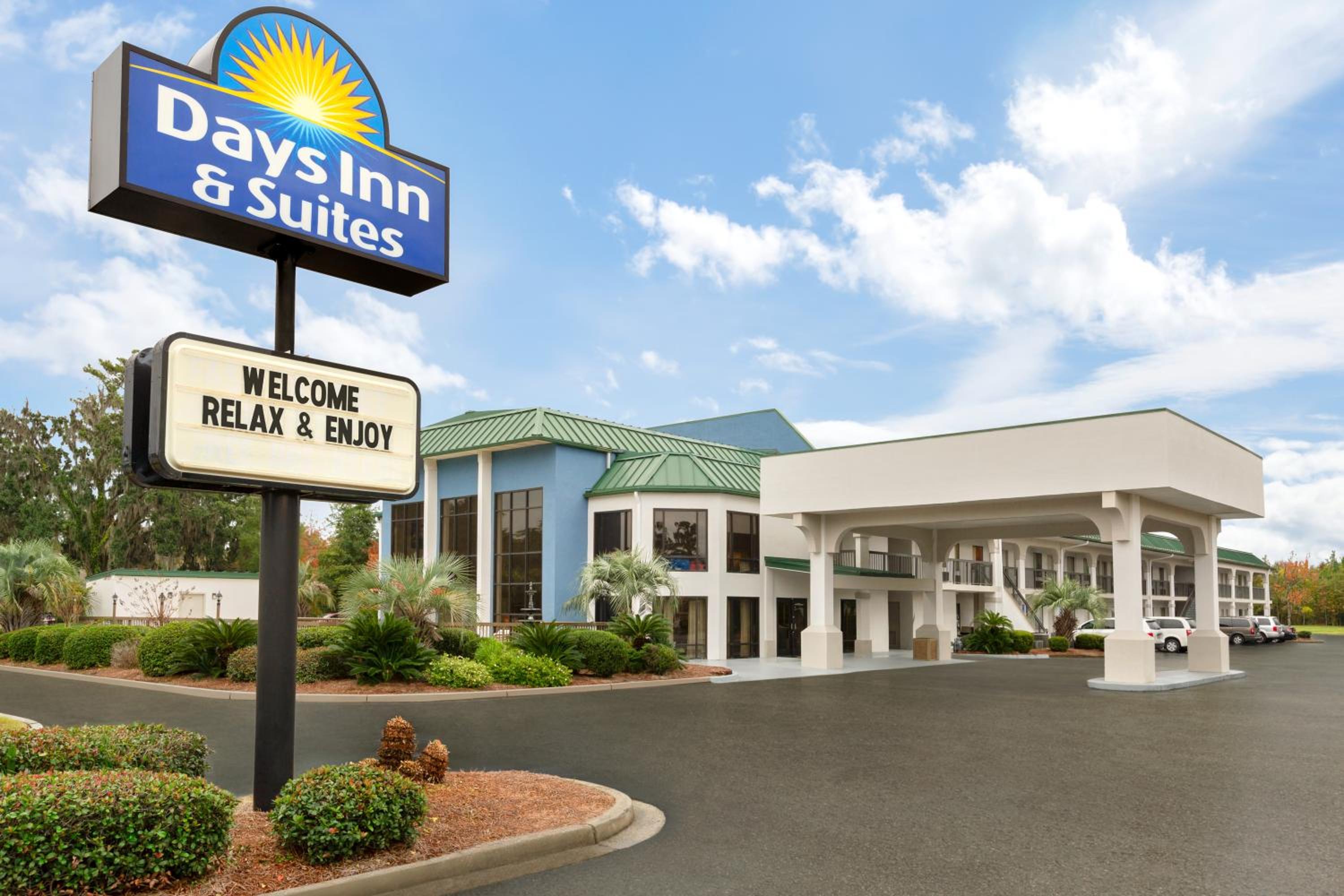 Days Inn & Suites by Wyndham Savannah Midtown view 2