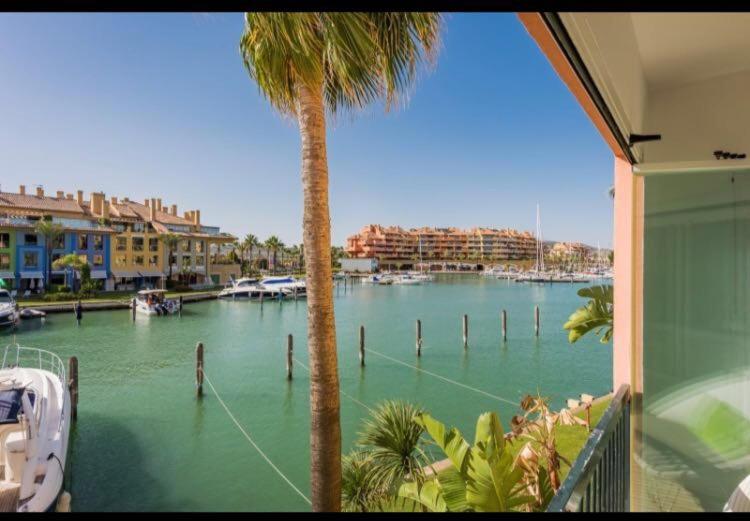 Apartamento con piscina ,playa con vistas panorámicas en la Marina de Sotogrande view 4