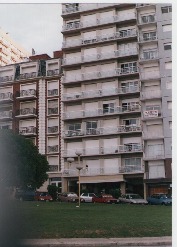 Bolivar y Guemes Frente Al Mar