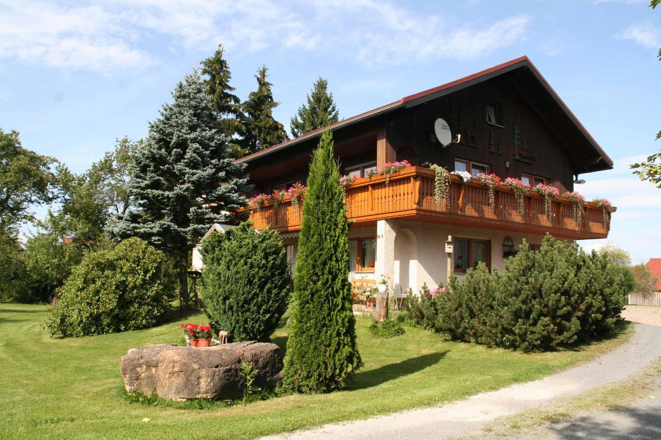 Gästehaus Philipp im Herzen des Fichtelgebirges - 5 Ferienwohnungen, großes Grundstück, Wald und Wiese, Wohnung mit privater Sauna, kostenfreie Parkplätze,