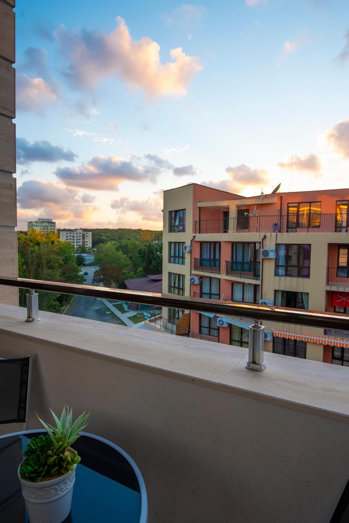 Green Paradise Deluxe Apartments