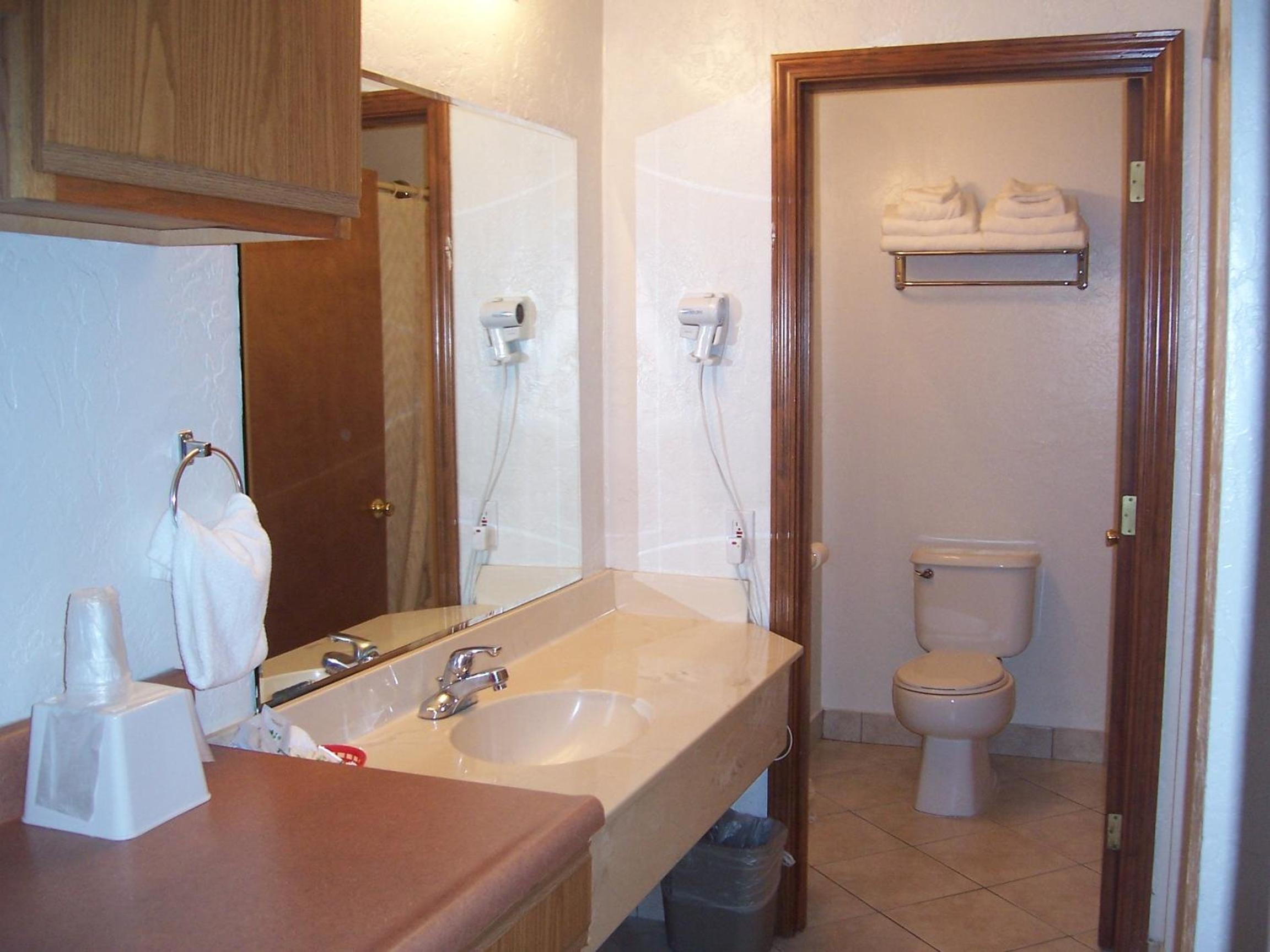 Medford Vacations - Red Carpet Inn Medford - Property Image 12