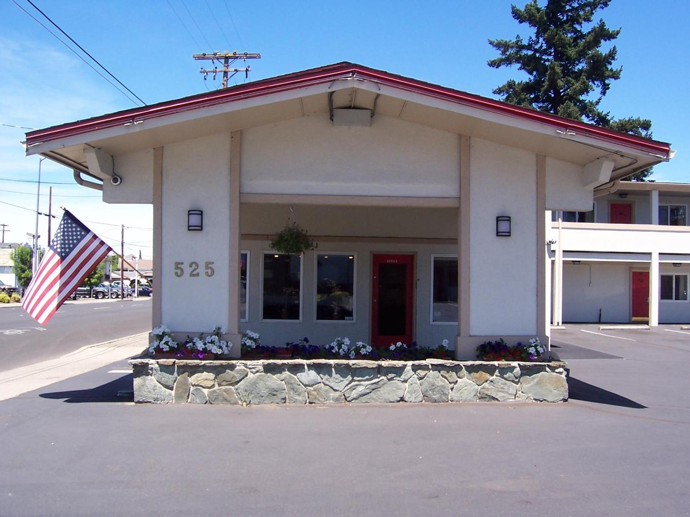 Medford Vacations - Red Carpet Inn Medford - Property Image 14