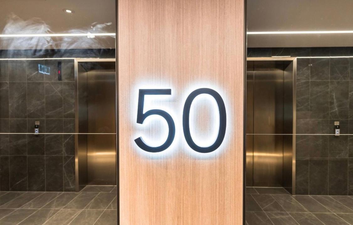 Lvl 50 Skytower Fabulous Views CBD Wifi Carpark by Stylish Stays
