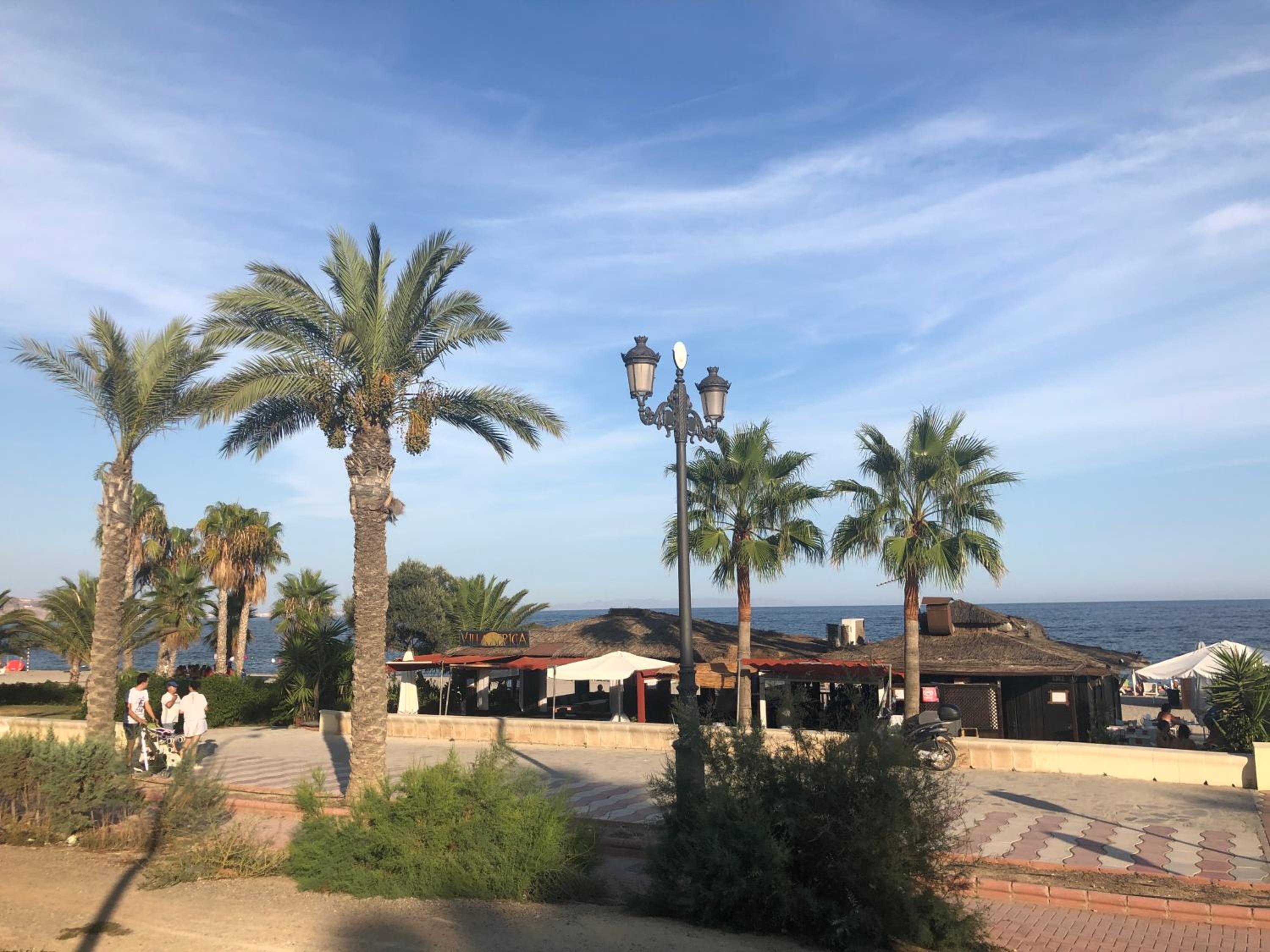 GRAN CASA con TERRAZA a 3 min Playa con Wifi - rodeada de servicios view 4