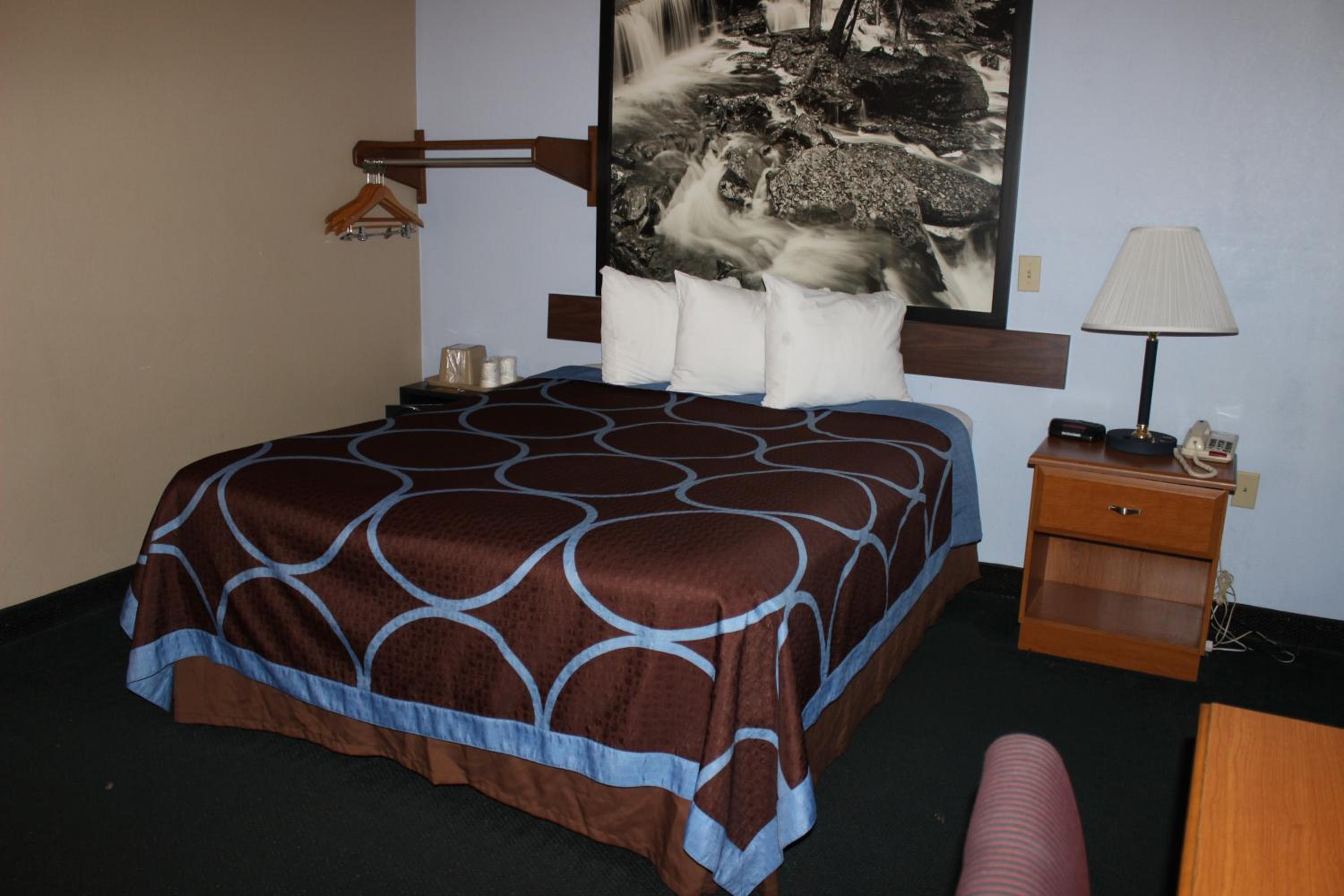 Super 8 by Wyndham East Stroudsburg - Poconos