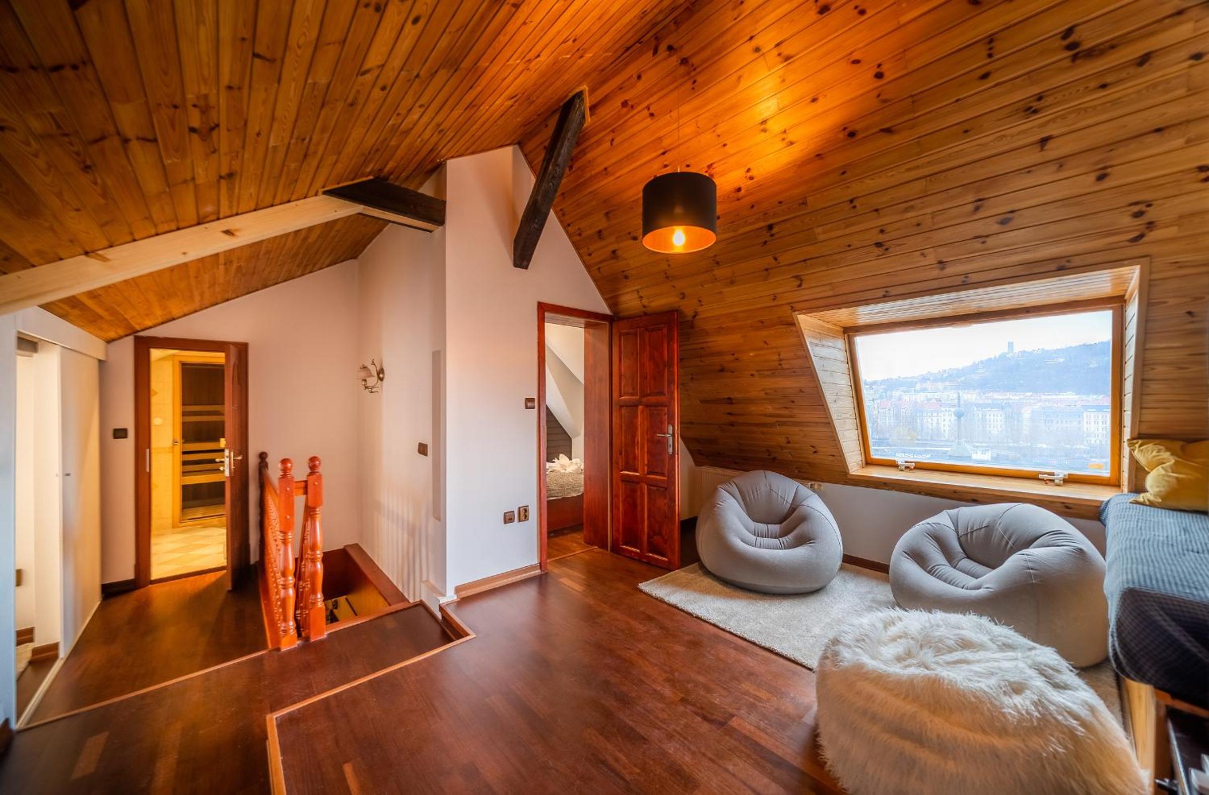 5BR 2BATH Masarykovo nábřeží apartment